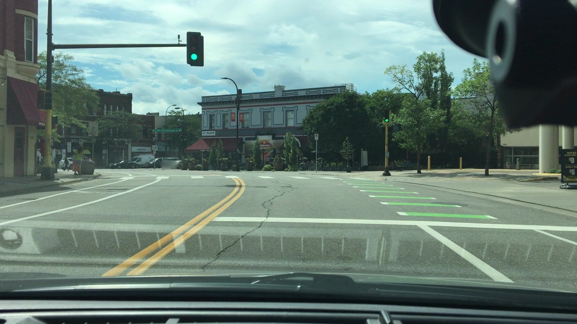 Street view near Honeymoon Suite, Minneapolis — © lvl5 (CC BY-SA · Mapillary)