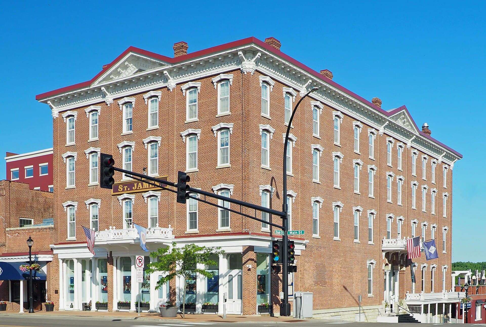 St. James Hotel (via Wikimedia Commons, CC BY 4.0)