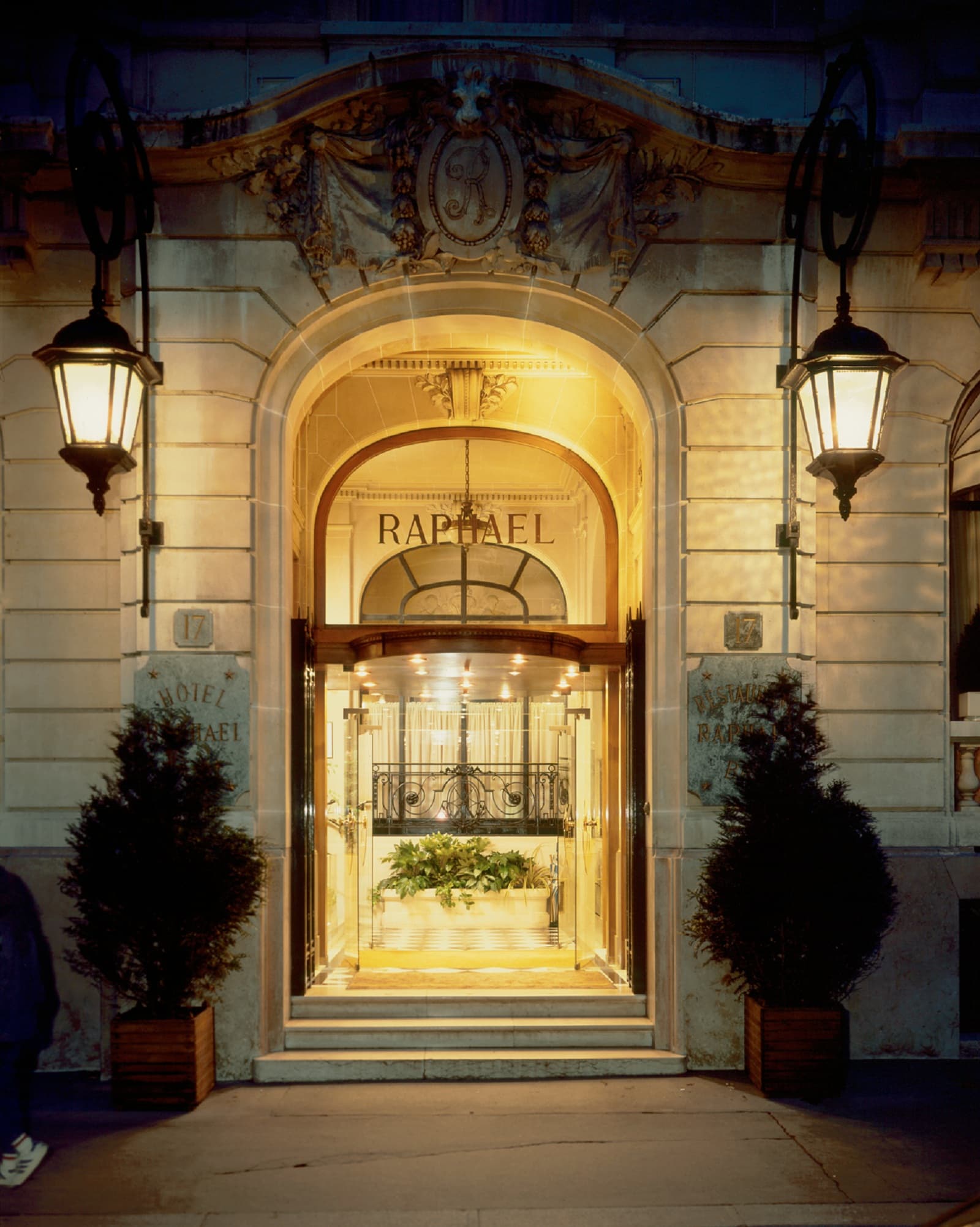 Hôtel Raphael (via Wikimedia Commons, CC BY-SA 3.0)