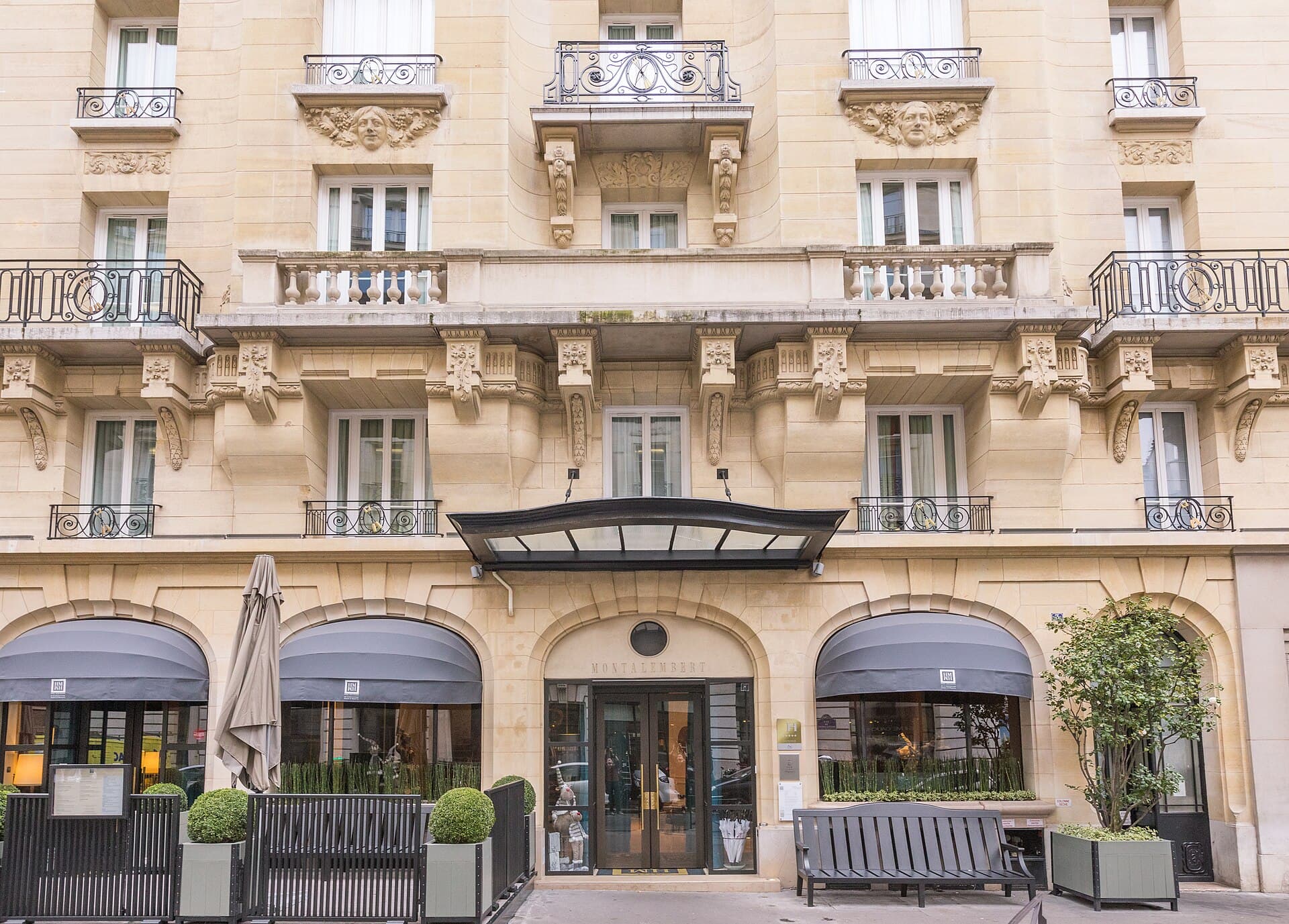 Hôtel Montalembert (via Wikimedia Commons, CC BY-SA 4.0)