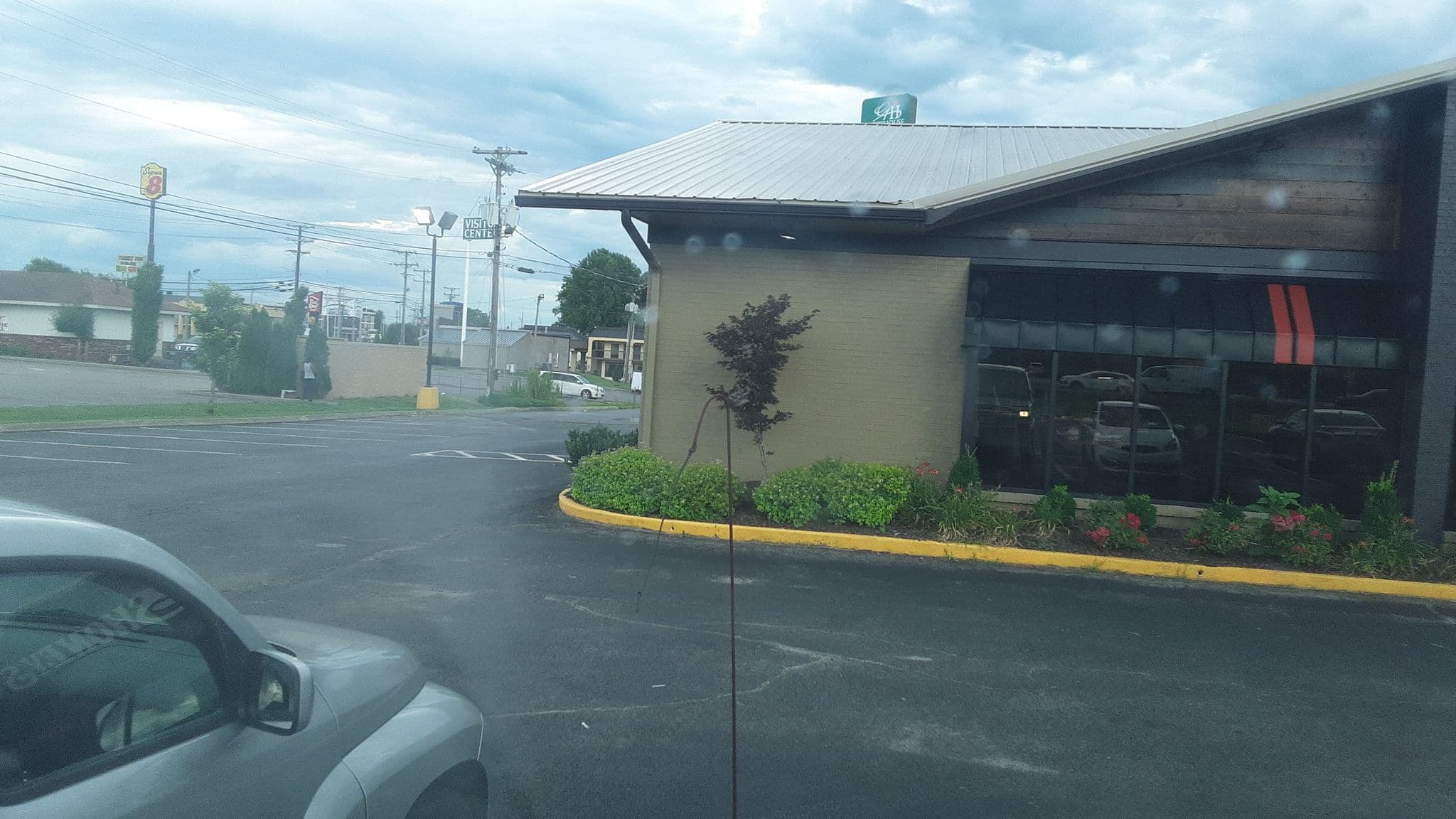 Street view near Guest House Inn, Clarksville — © jbthemilker (CC BY-SA · Mapillary)
