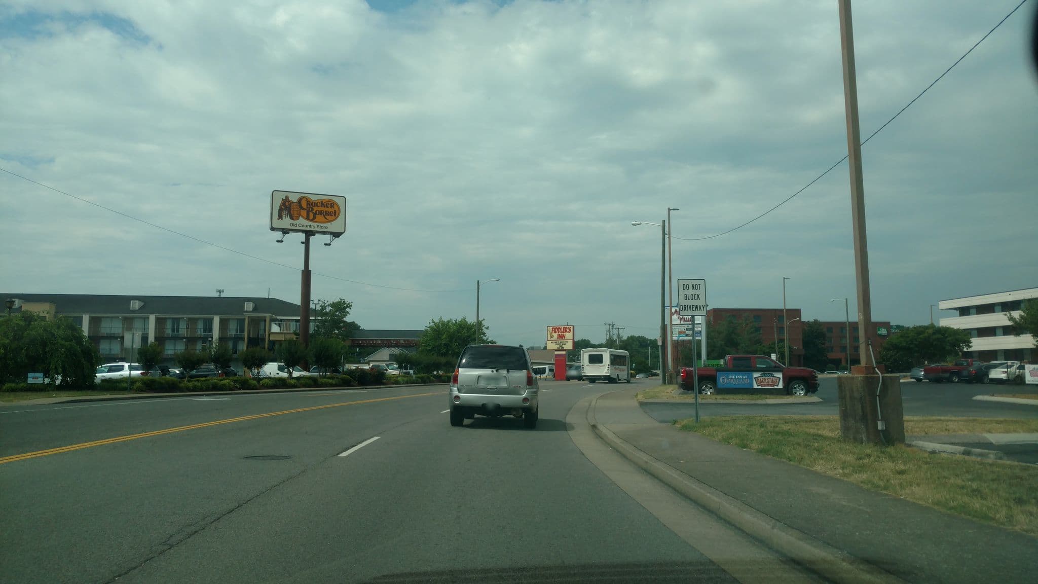 Street view near Gaylord Hotel by Marriott, Hermitage — © drurbarn (CC BY-SA · Mapillary)