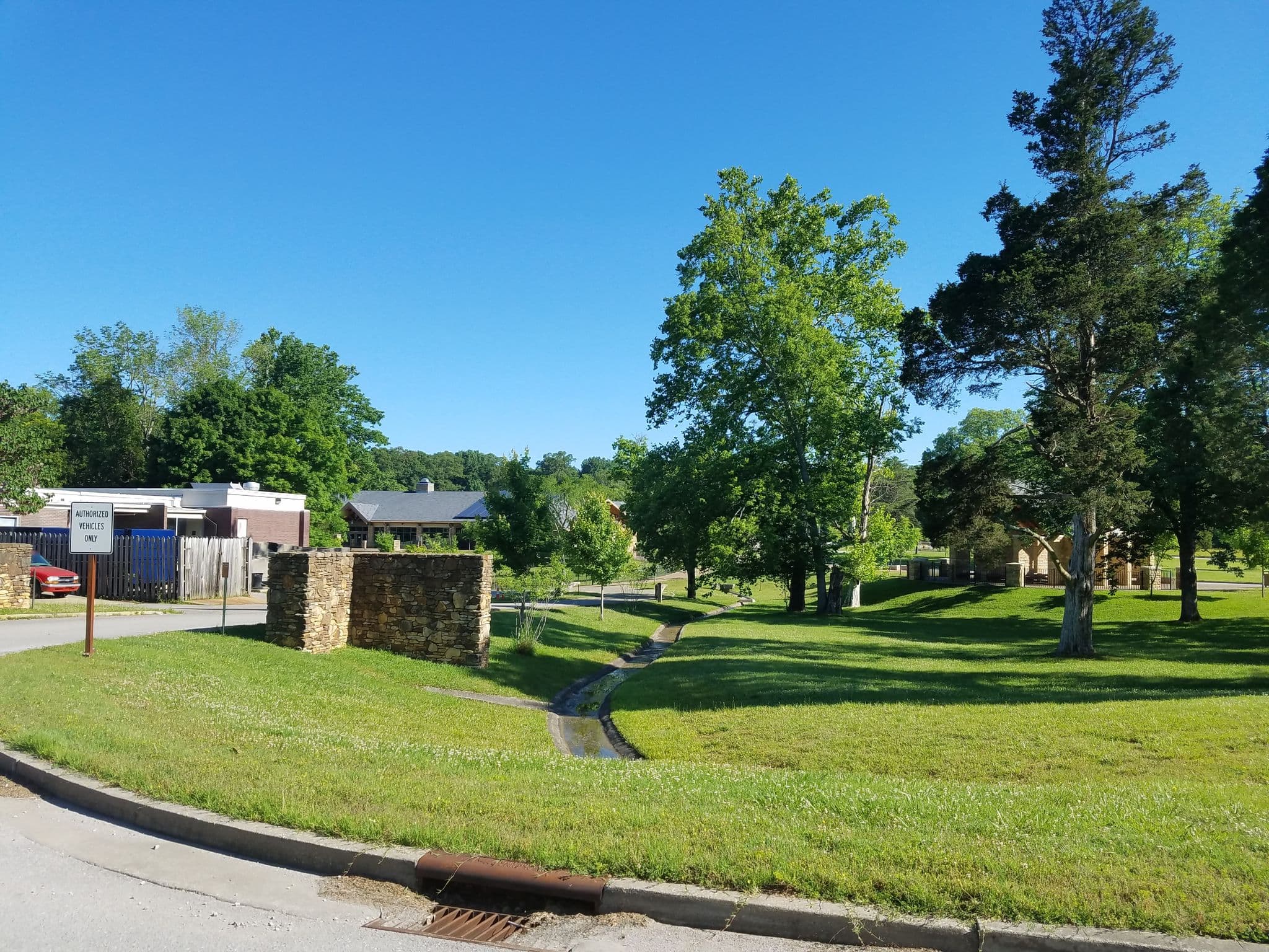 Street view near The Lodge at Mammoth Cave, Cave City — © jbthemilker (CC BY-SA · Mapillary)