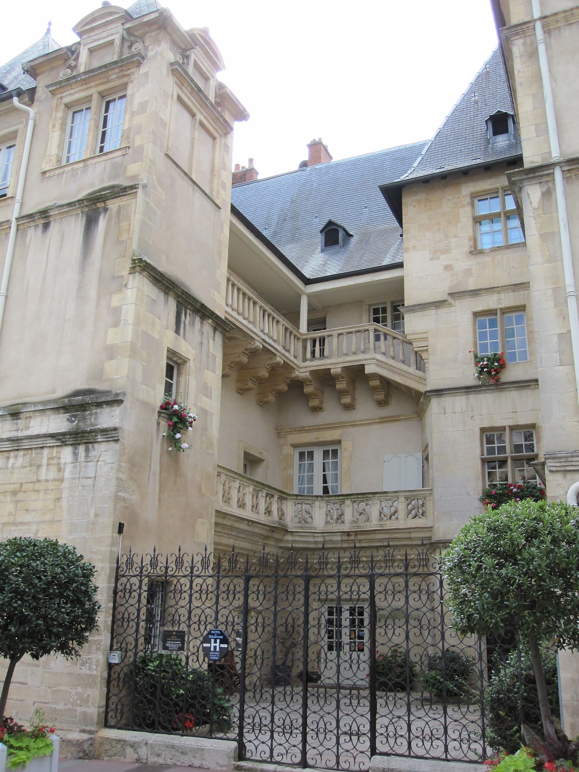 Hôtel d'Haussonville (via Wikimedia Commons, CC BY-SA 3.0)