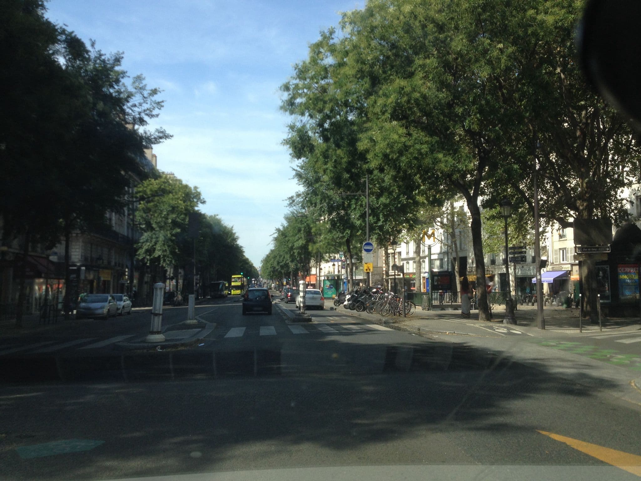 Street view near Hôtel Le 17, Porte Saint-Martin — © jglacerda (CC BY-SA · Mapillary)