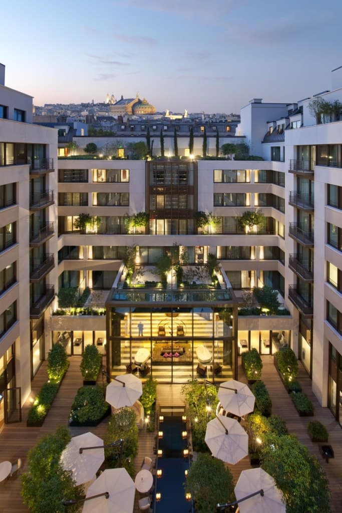 Mandarin Oriental (via Wikimedia Commons, CC BY-SA 3.0)