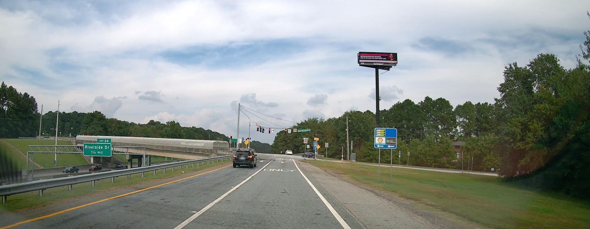 Street view near Crowne Plaza, Sandy Springs — © lordsutch (CC BY-SA · Mapillary)