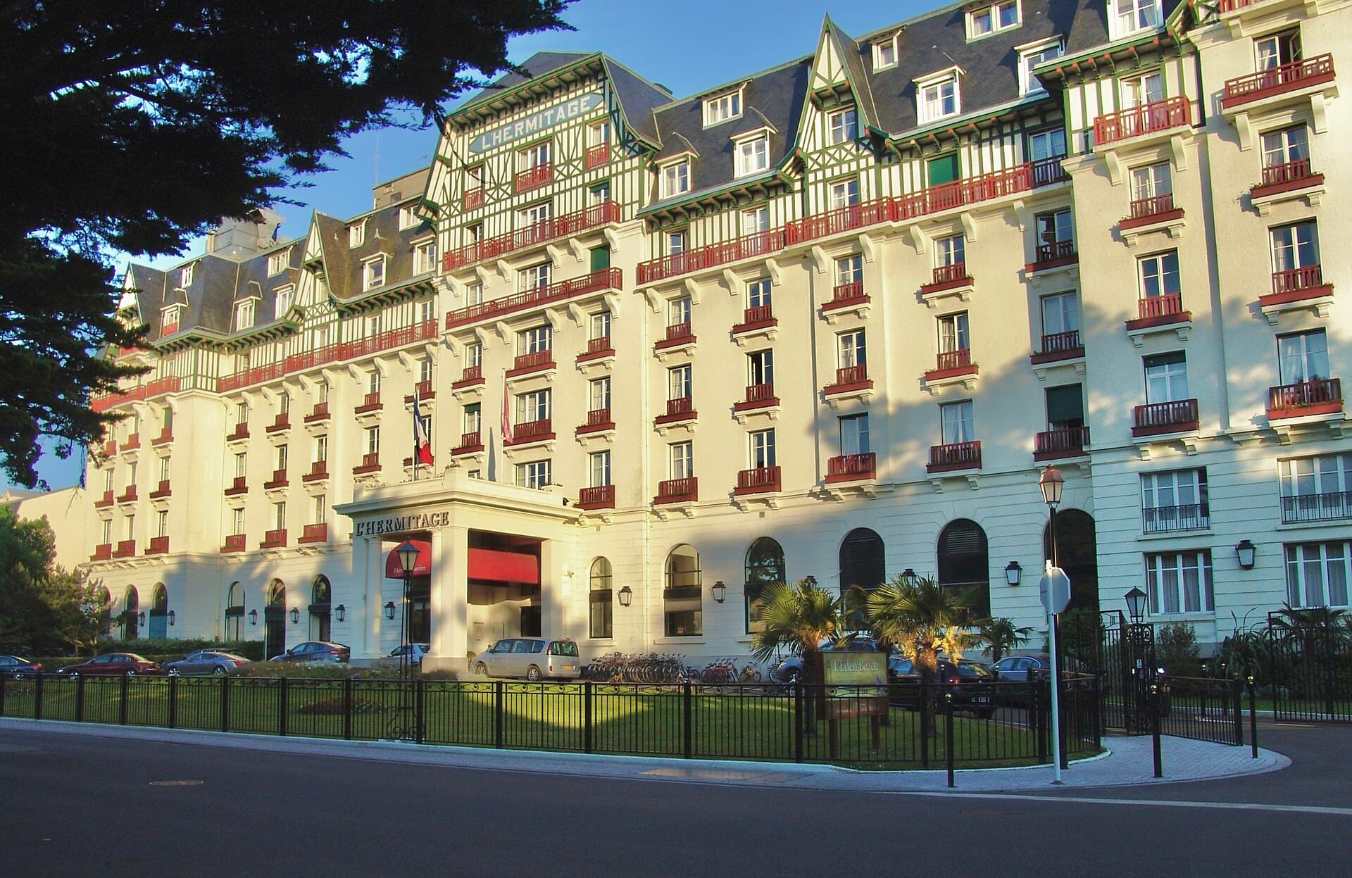 L’Hermitage Barrière (via Wikimedia Commons, CC BY-SA 3.0)