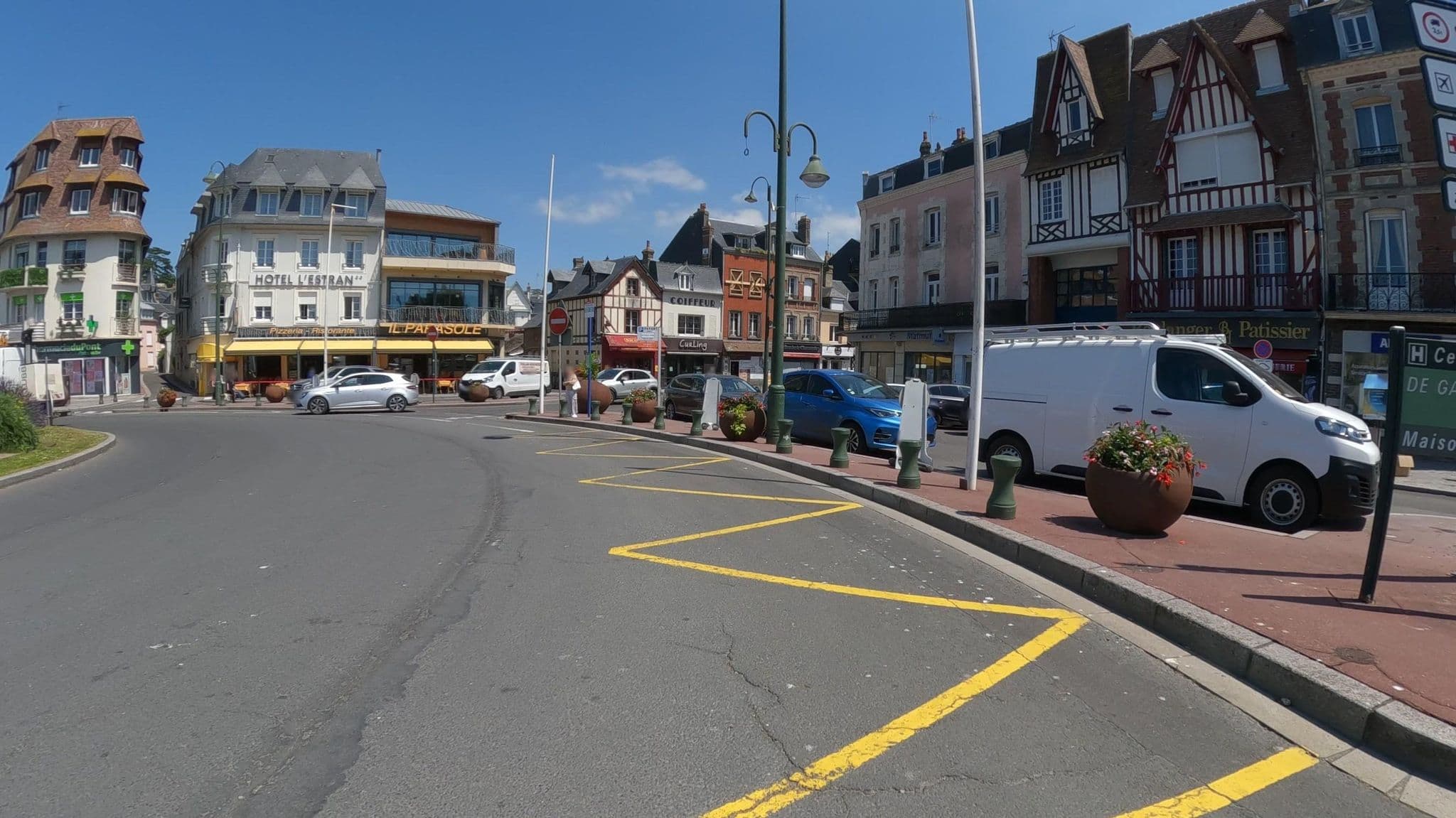 Street view near L'Estran, Trouville-sur-Mer — © Nzau (CC BY-SA · Mapillary)
