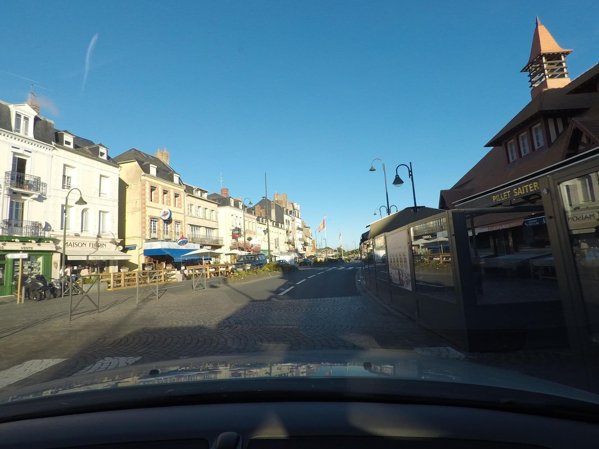 Street view near Le Central, Trouville-sur-Mer — © maftieu (CC BY-SA · Mapillary)