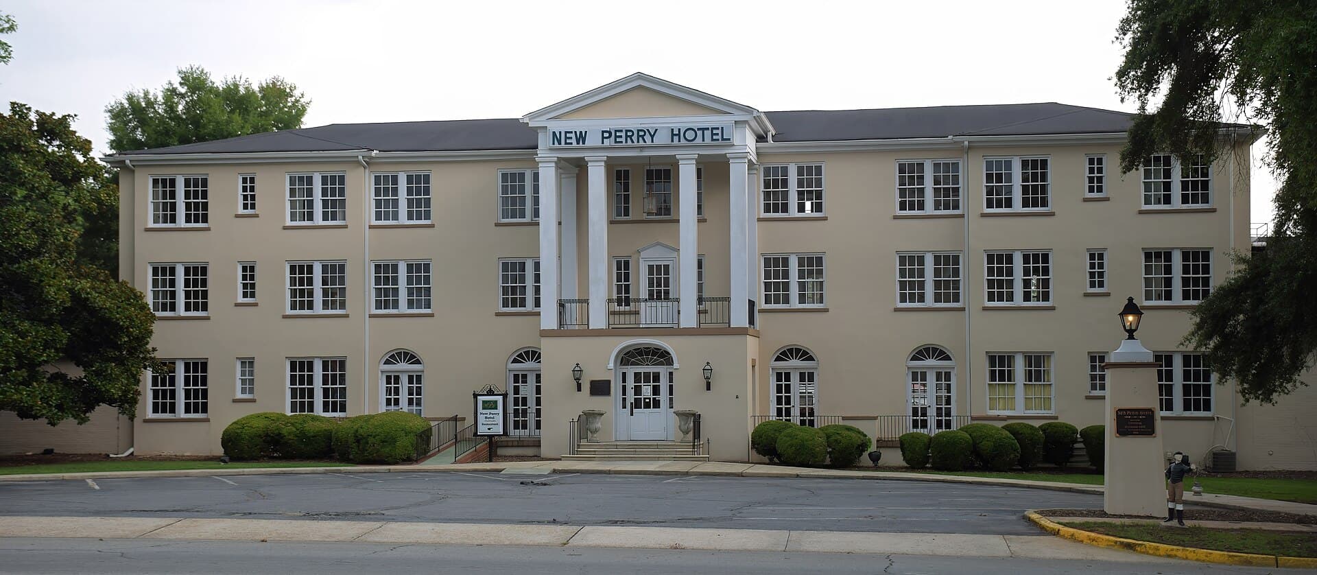 New Perry Hotel (via Wikimedia Commons, CC BY-SA 3.0)