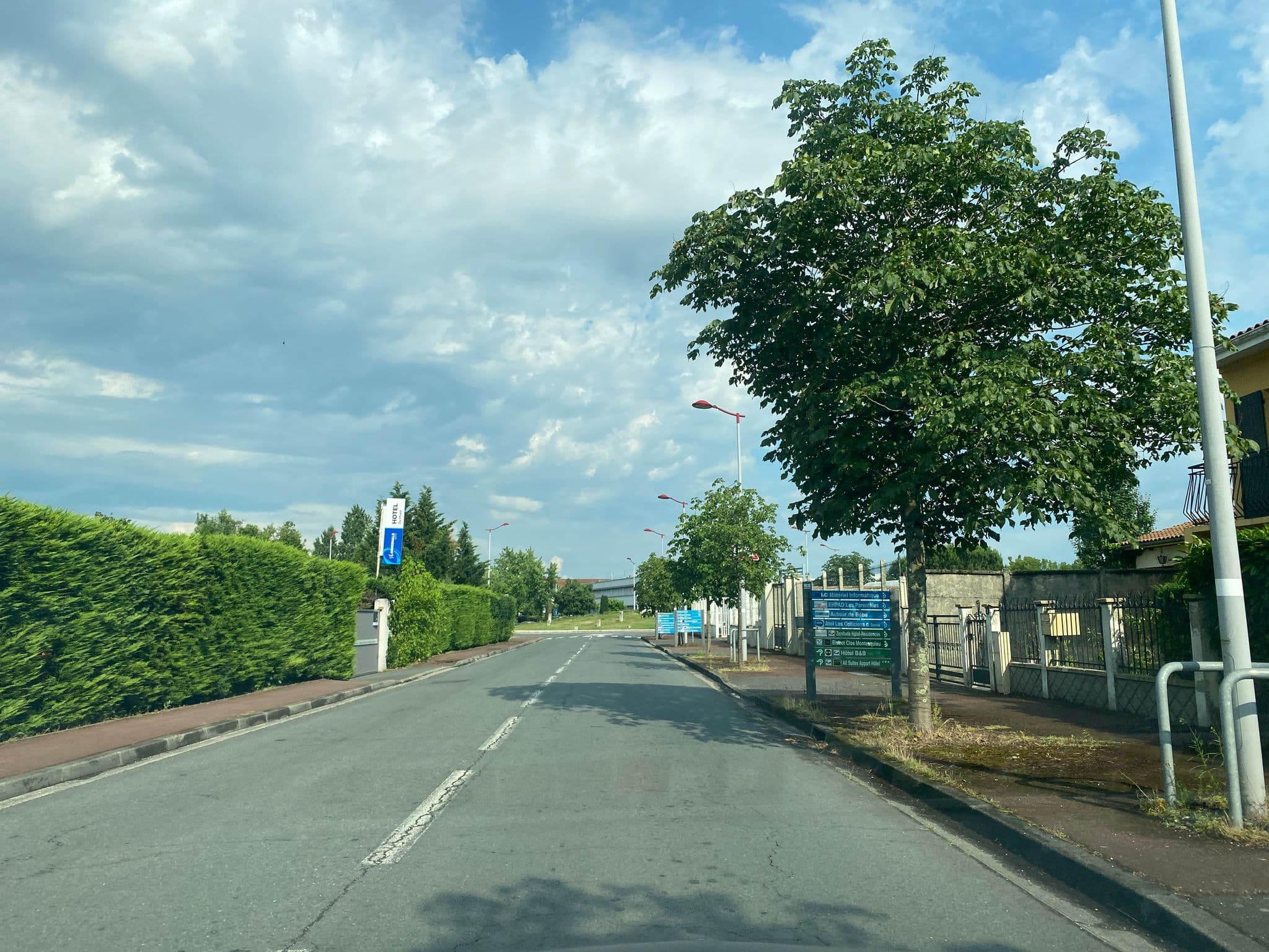 Street view near Inter-Hôtel du Phare, Mérignac — © max93600 (CC BY-SA · Mapillary)