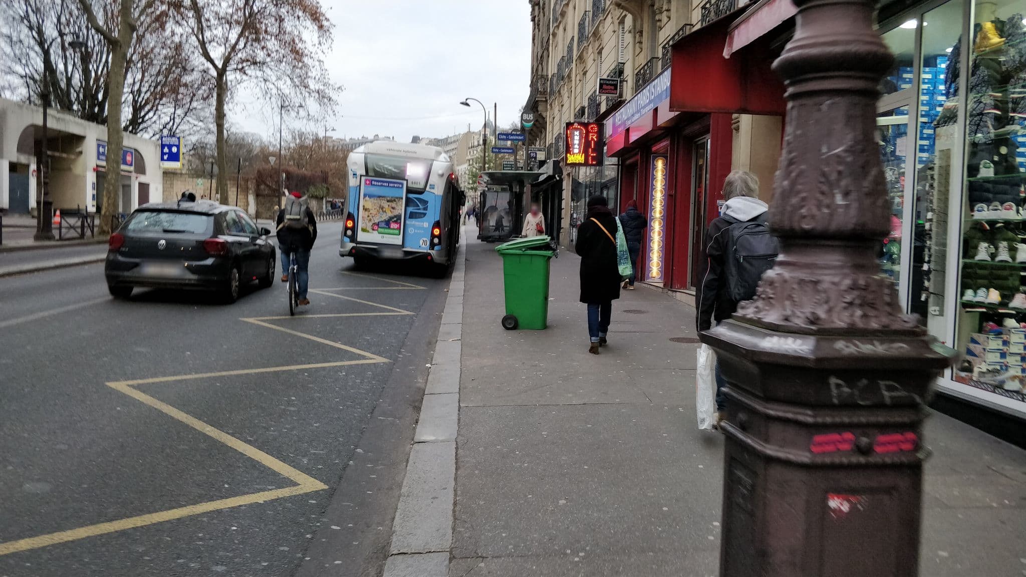 Street view near Hôtel Ibis Paris Montmartre, Paris 17 Batignolles-Monceau — © overflorian (CC BY-SA · Mapillary)