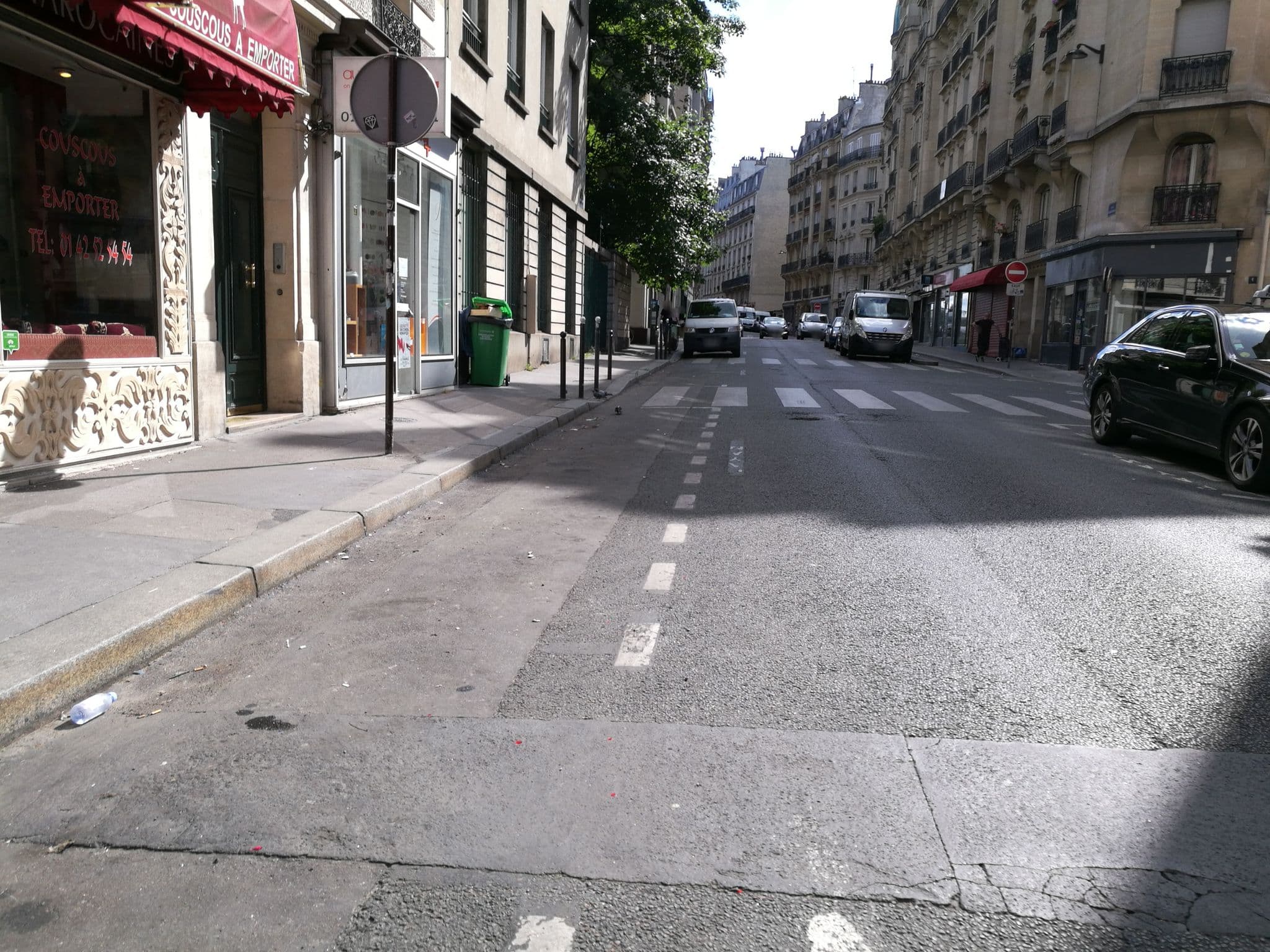 Street view near Holliday Inn Garden Court, Paris 18 Buttes-Montmartre — © lga (CC BY-SA · Mapillary)
