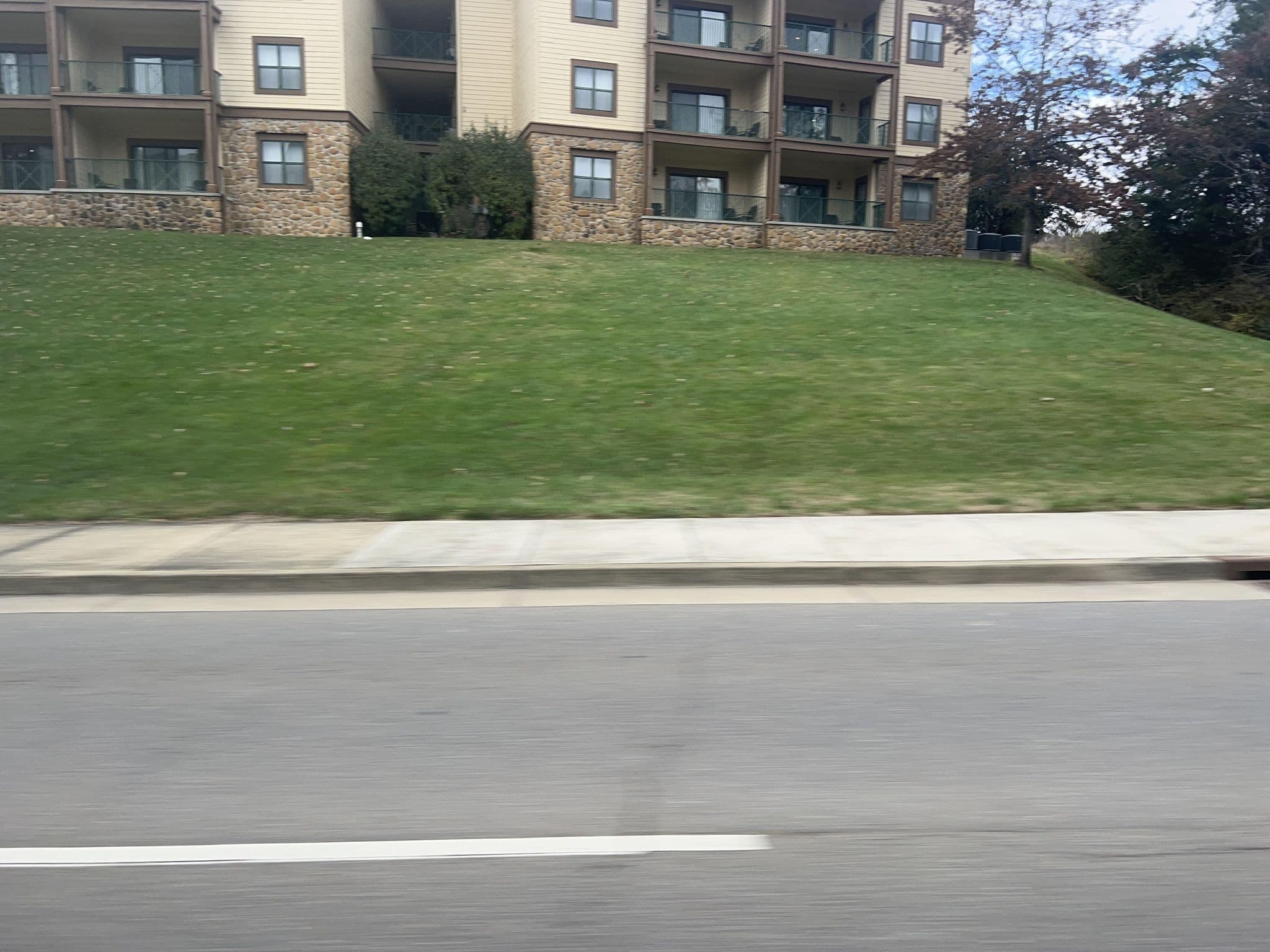Street view near Wyndham Smokey Mountain Building 21, Sevierville — © cubanoboi (CC BY-SA · Mapillary)