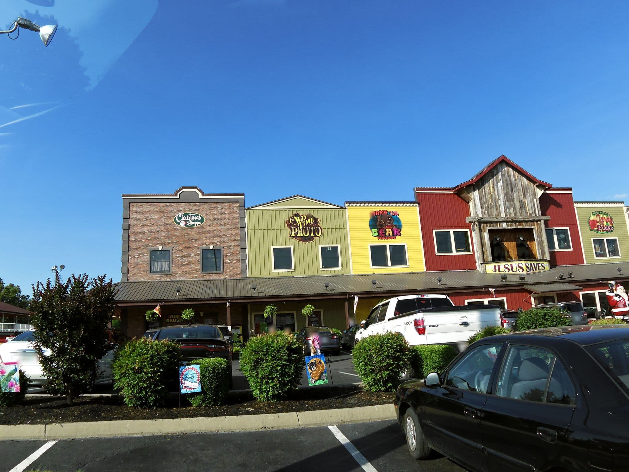 Street view near Kari's Cabin, Pigeon Forge — © allen (CC BY-SA · Mapillary)