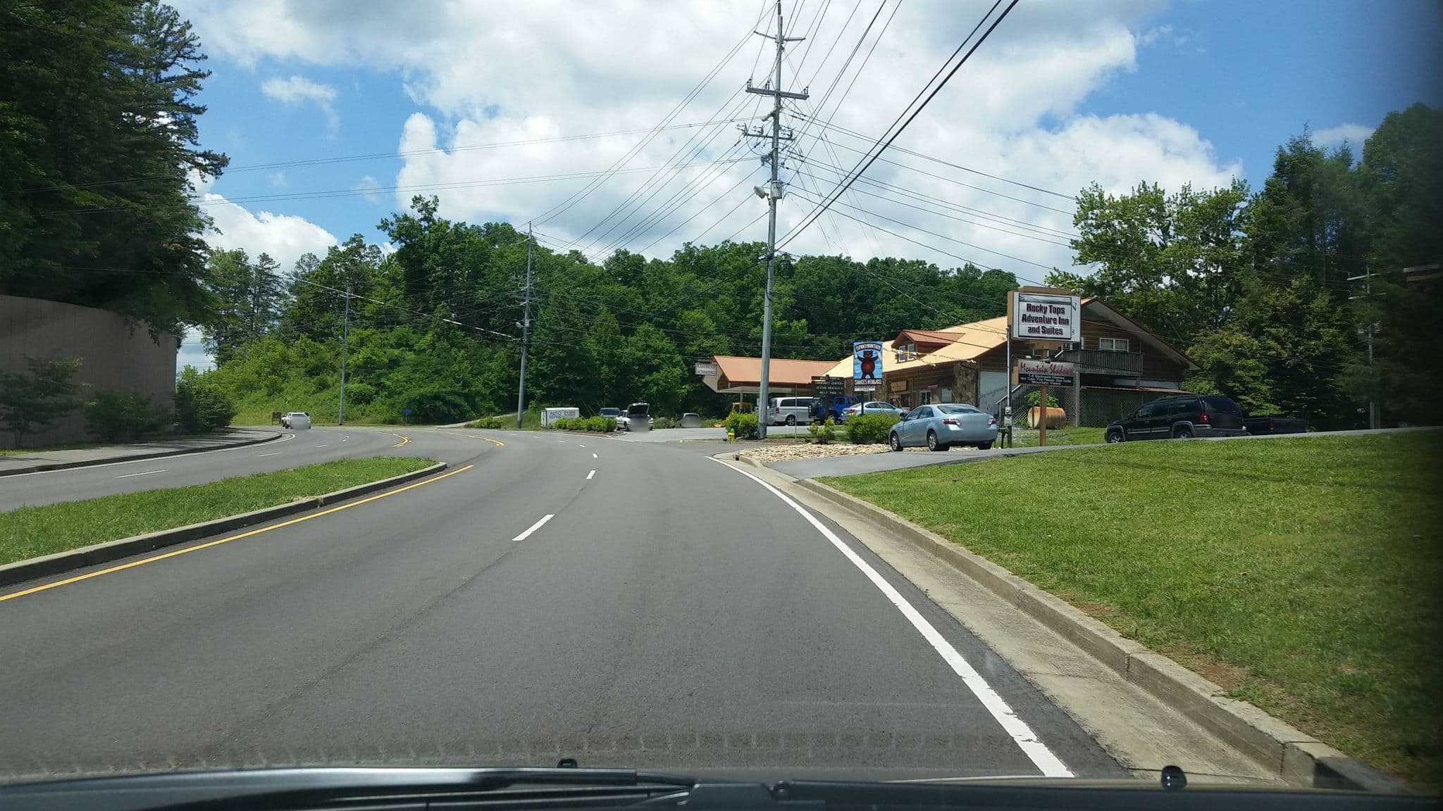 Street view near Mountain Shadows Resort, Gatlinburg — © dgearhart (CC BY-SA · Mapillary)