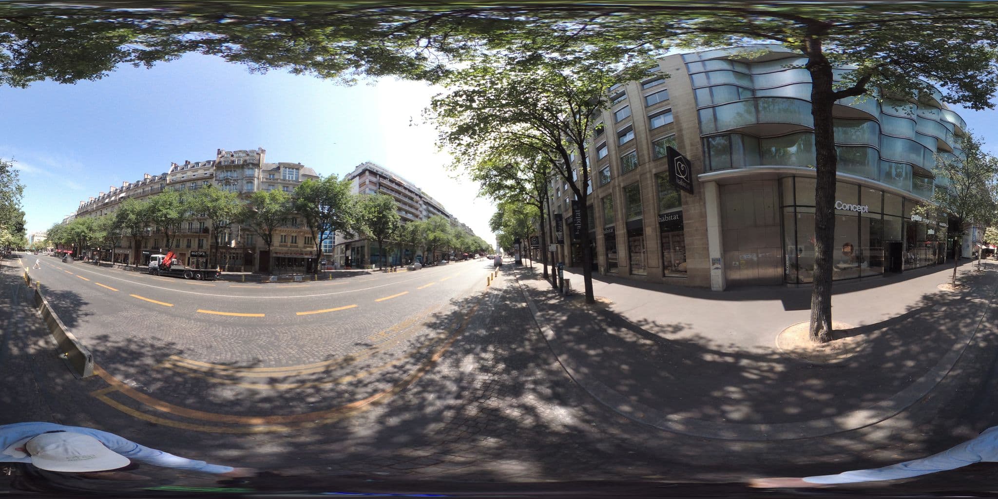Street view near Renaissance Paris Arc de Triomphe Hotel, Paris 08 Élysée