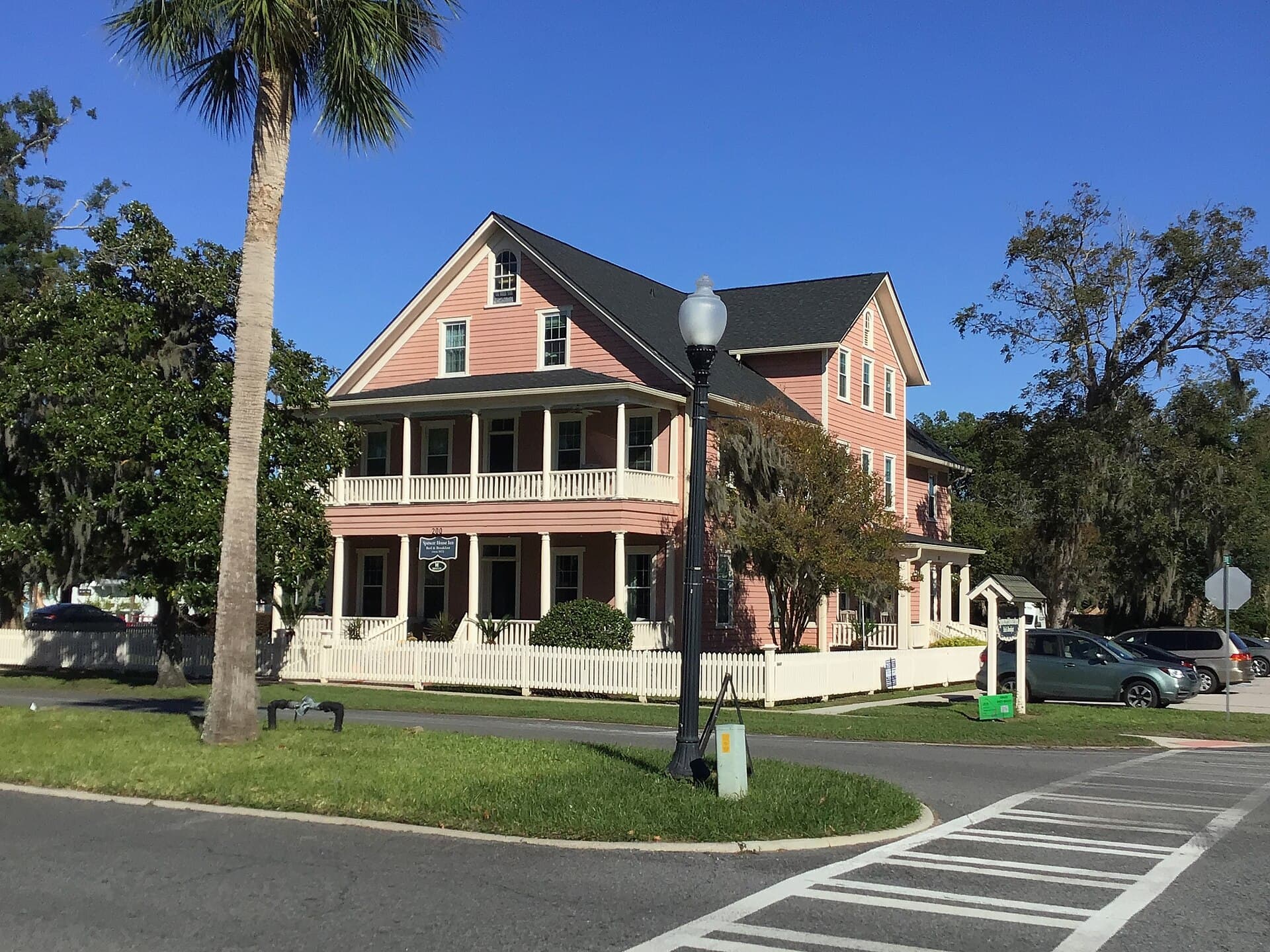 Spencer House Inn (via Wikimedia Commons, CC BY-SA 3.0)