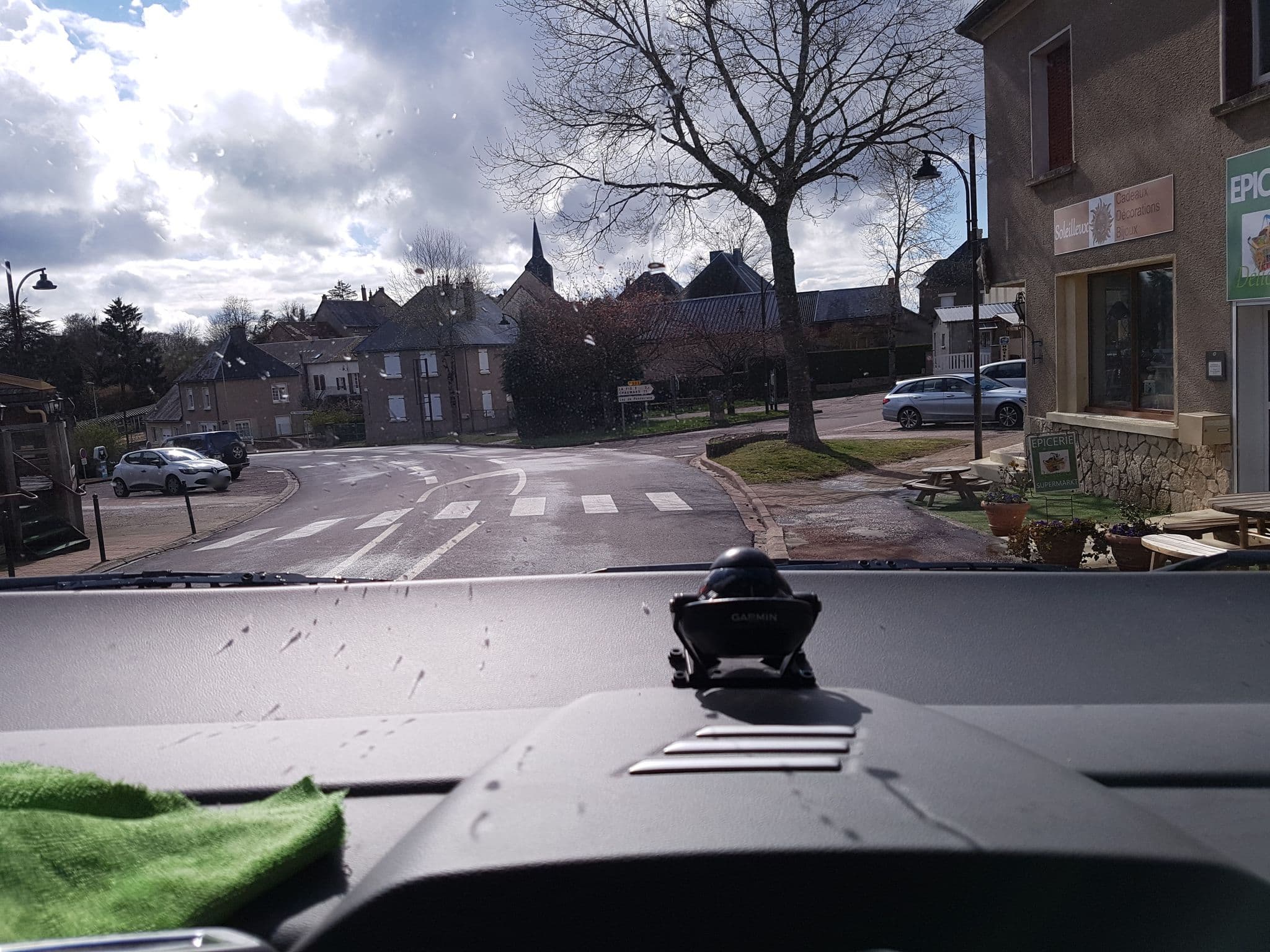 Street view near Le Relais des Lacs, Château-Chinon(Ville) — © bernardvoyageur (CC BY-SA · Mapillary)