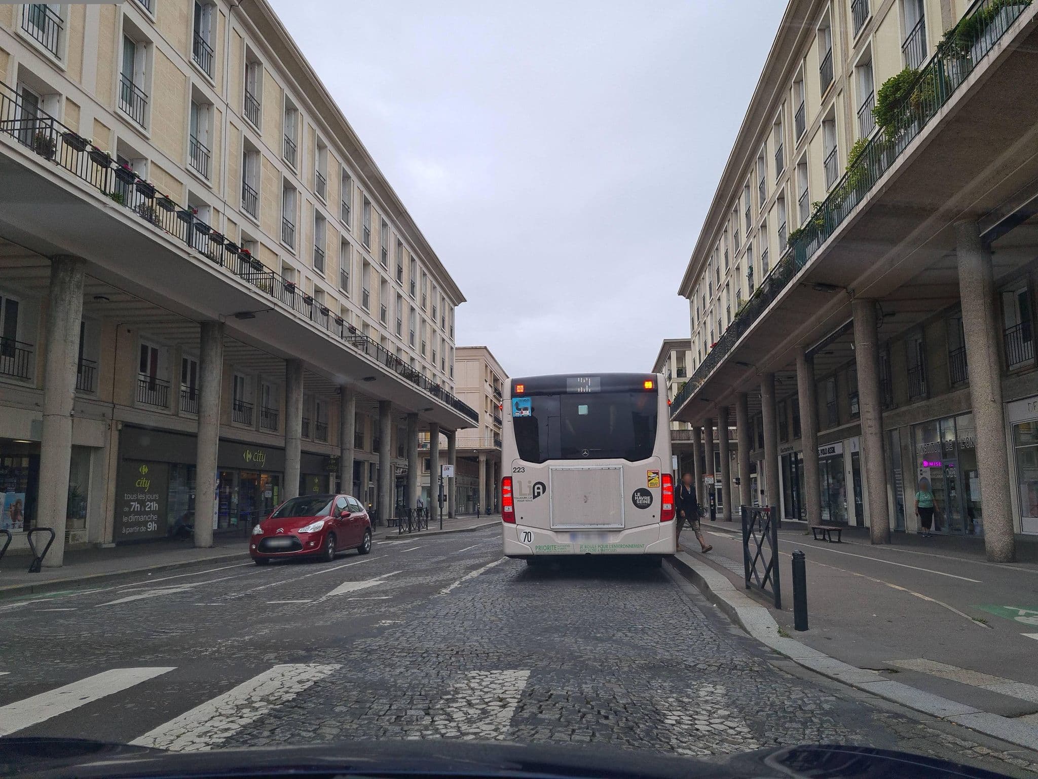 Street view near Oscar Hôtel, Le Havre — © kino (CC BY-SA · Mapillary)