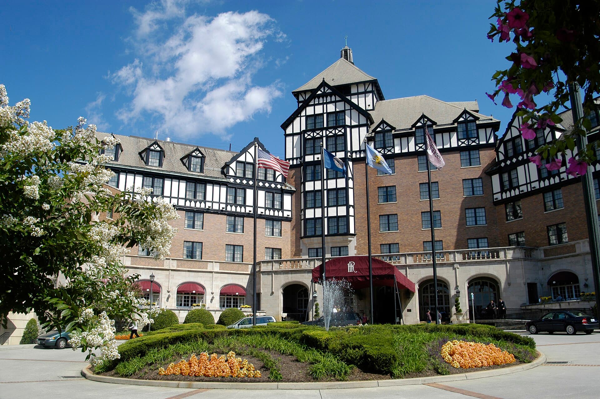 Hotel Roanoke (via Wikimedia Commons, CC BY-SA 3.0)