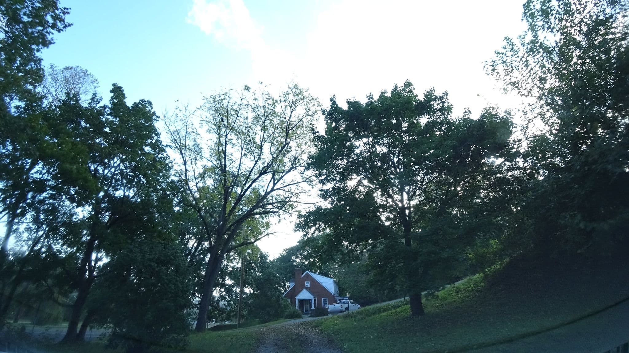 Street view near Open Arms Hostel, Luray — © vagrant42 (CC BY-SA · Mapillary)