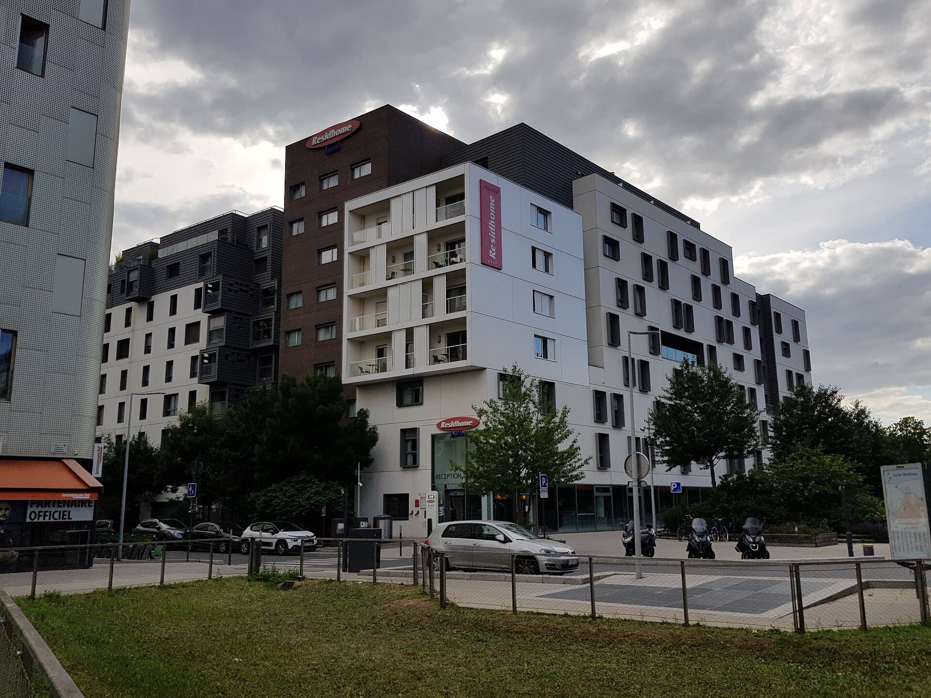 Residhome Paris Issy-les-Moulineaux (via Wikimedia Commons, CC BY-SA 3.0)