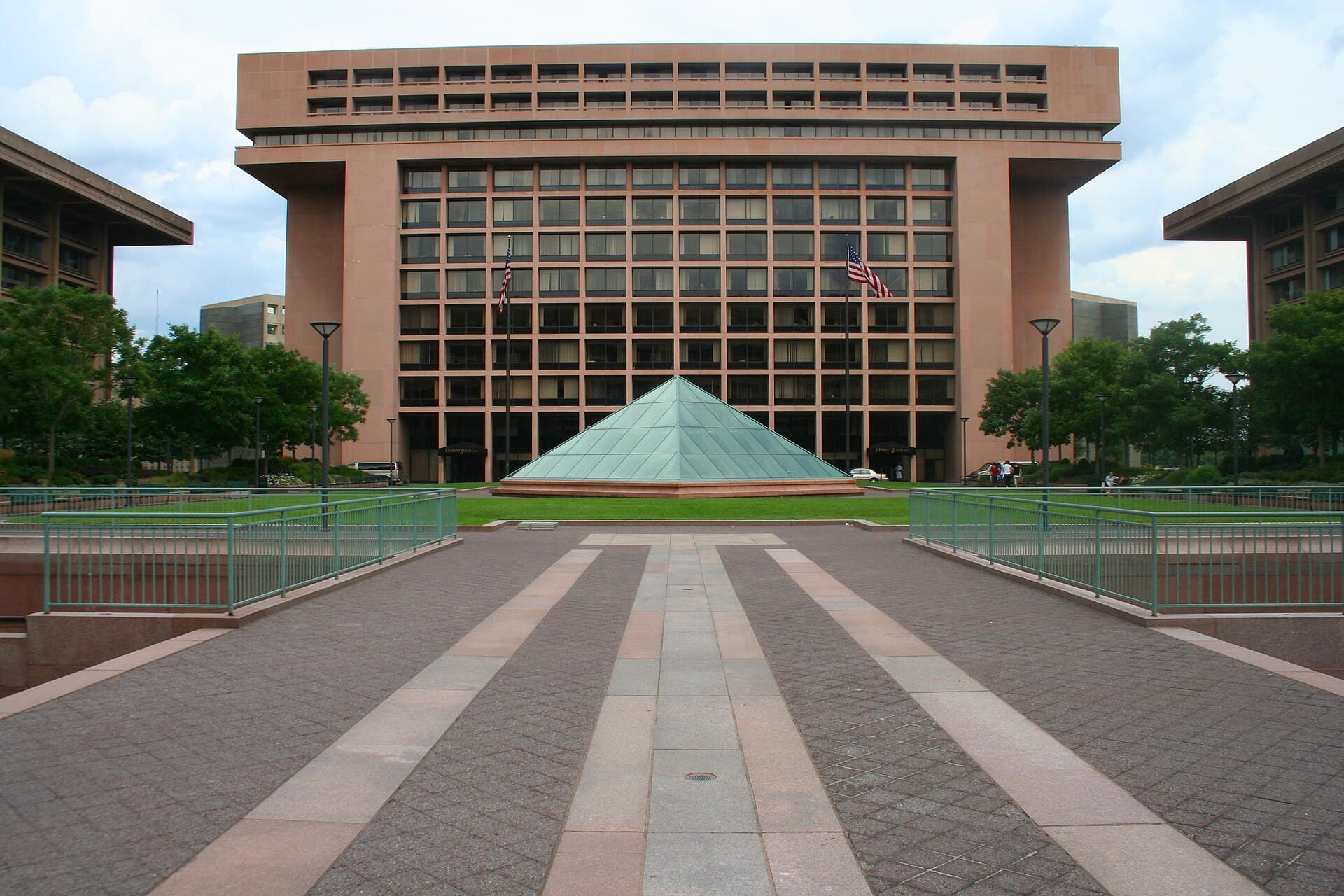 L'Enfant Plaza Hotel (via Wikimedia Commons, CC BY 2.0)