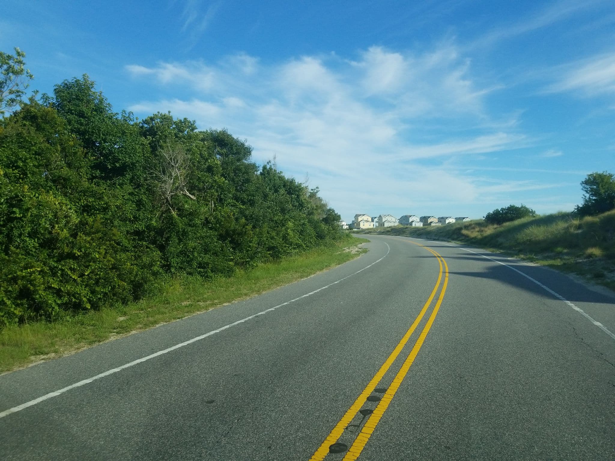 Street view near Between Sound and Sea, Southern Shores — © jbthemilker (CC BY-SA · Mapillary)