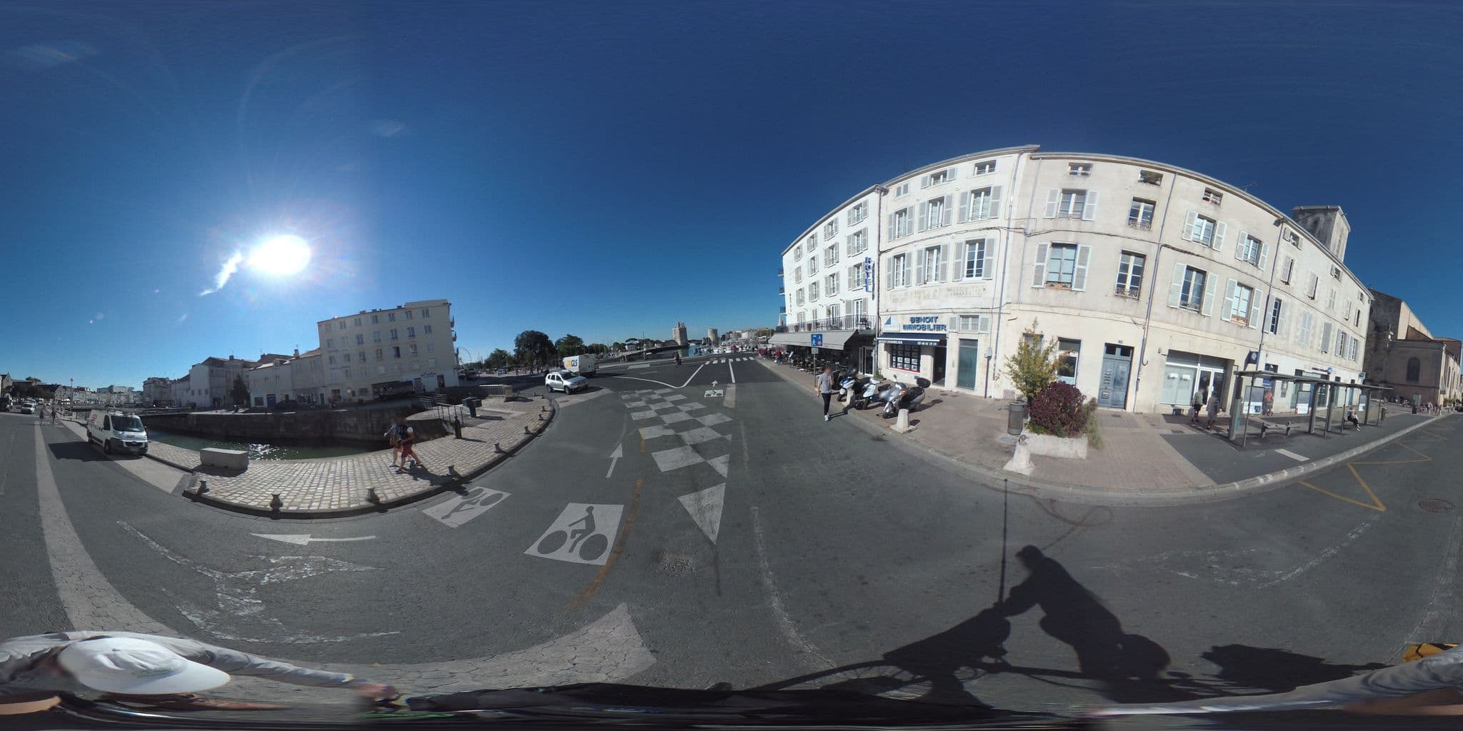 Street view near Hôtel de la Tour de Nesle, La Rochelle — © geovelo (CC BY-SA · Mapillary)