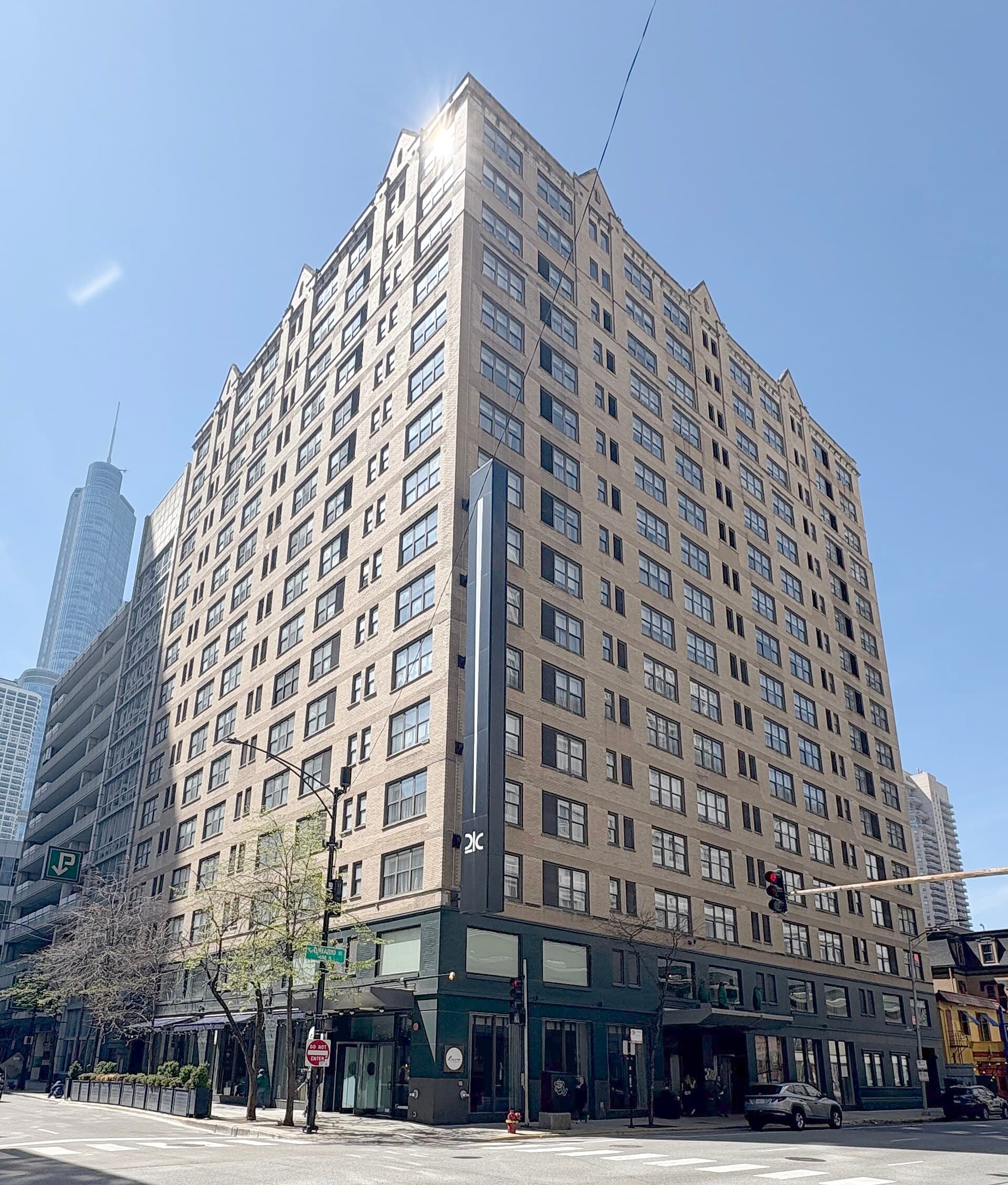 21c Museum Hotel Chicago (via Wikimedia Commons, CC BY 4.0)