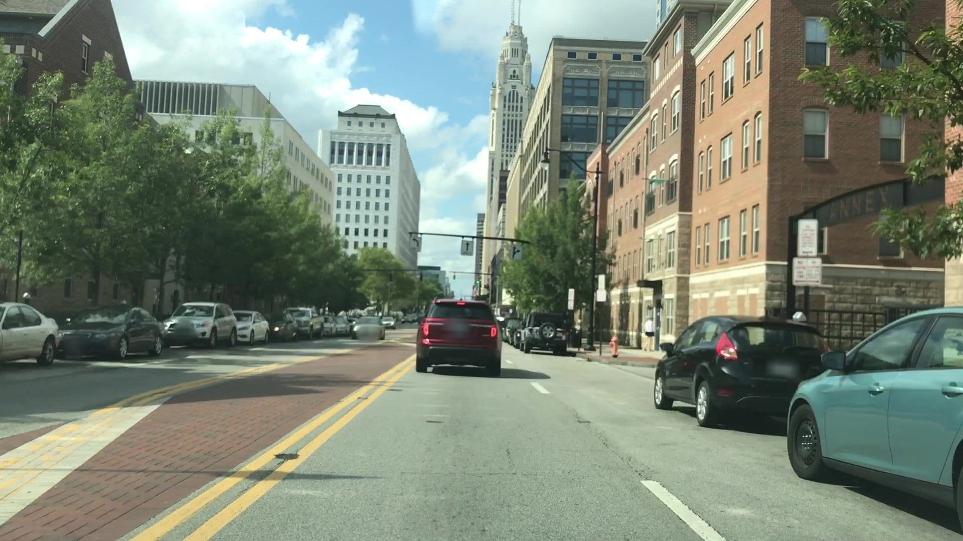 Street view near Queens Casino Hotel, Columbus — © lvl5 (CC BY-SA · Mapillary)