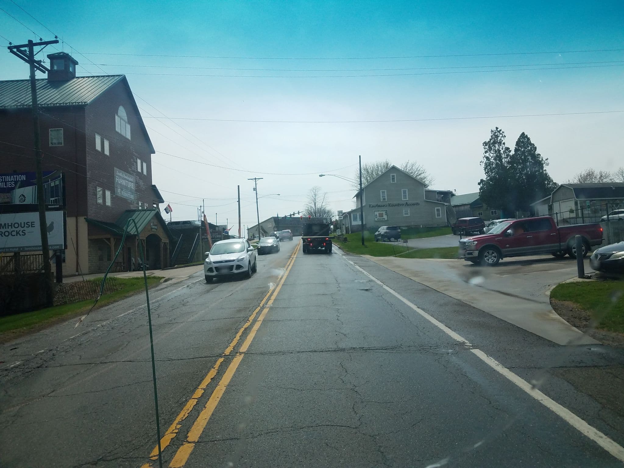 Street view near Oaks Inn, Millersburg — © jbthemilker (CC BY-SA · Mapillary)