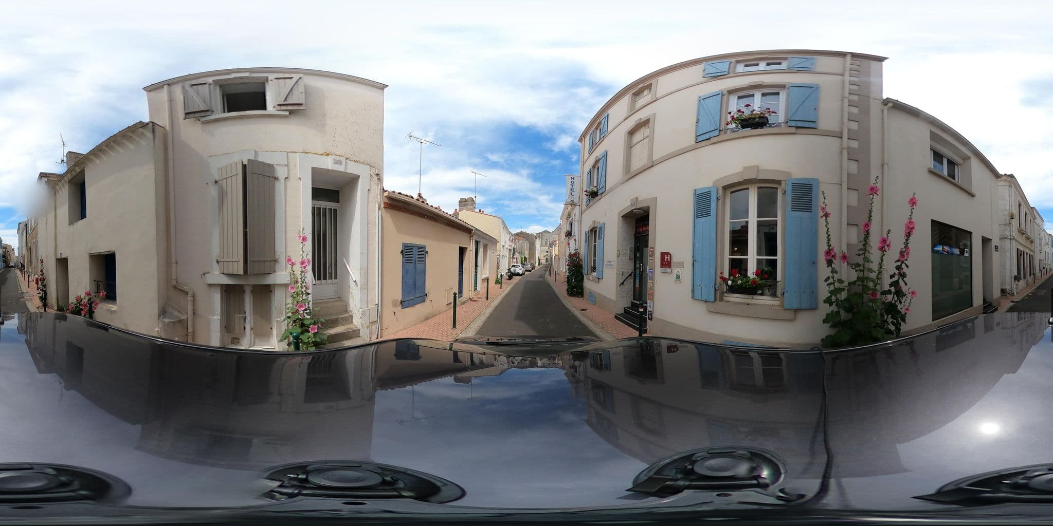 Street view near Hôtel Sables d'Olonne Maison Richet, Les Sables-d'Olonne — © u4y0u (CC BY-SA · Mapillary)