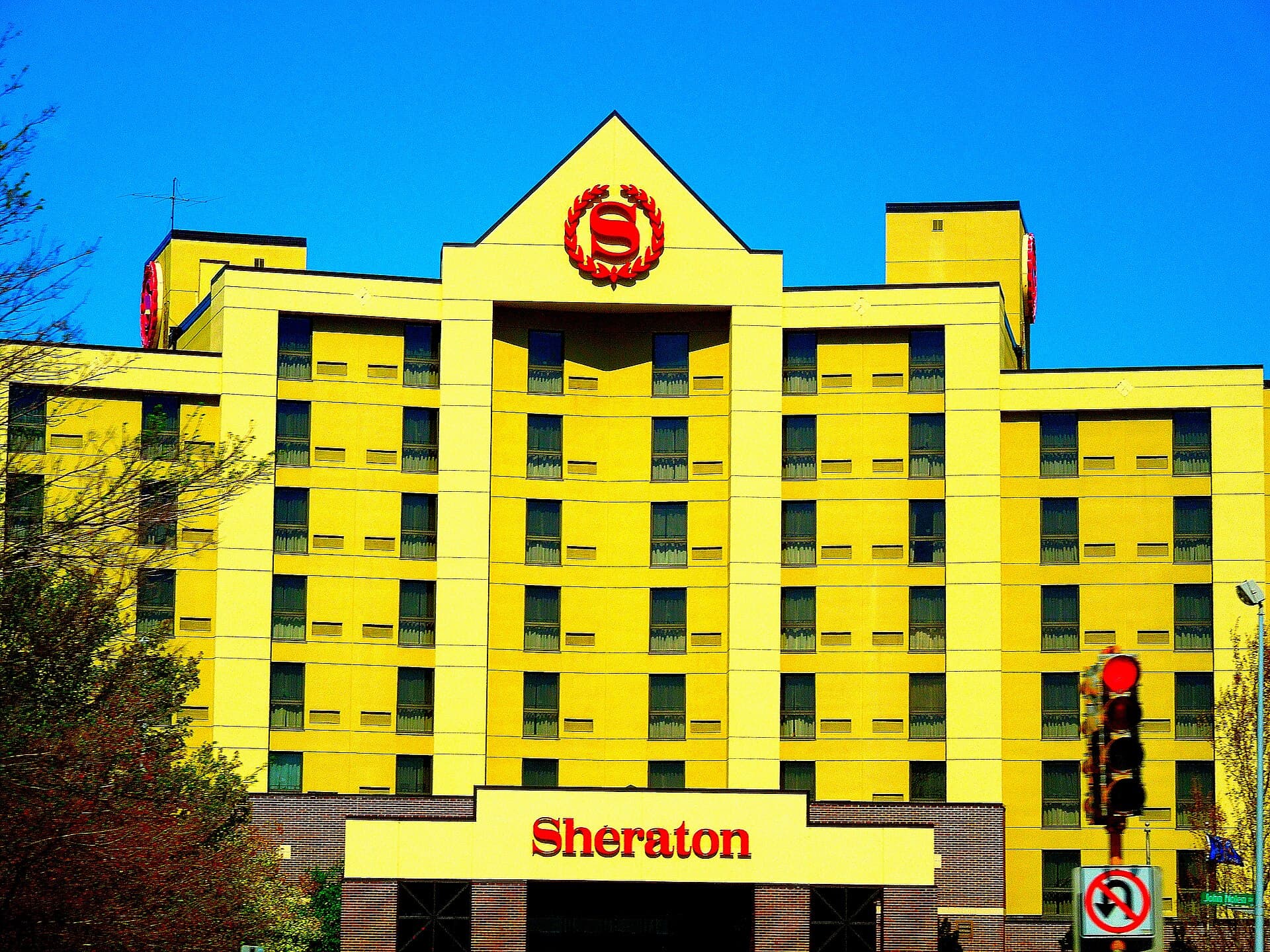 Sheraton Madison Hotel (via Wikimedia Commons, CC BY 3.0)