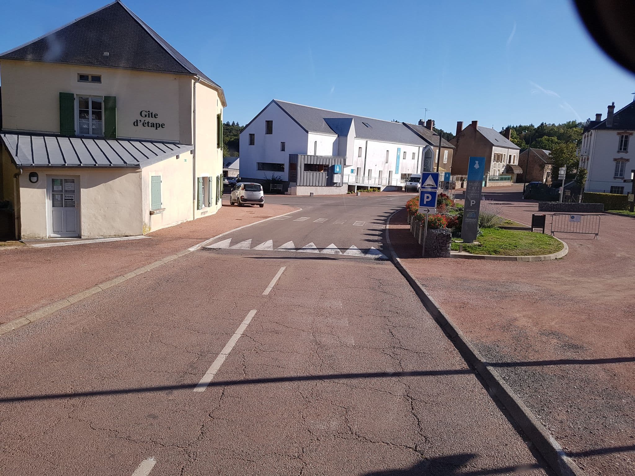 Street view near Auberge du Morvan, Saulieu — © bernardvoyageur (CC BY-SA · Mapillary)