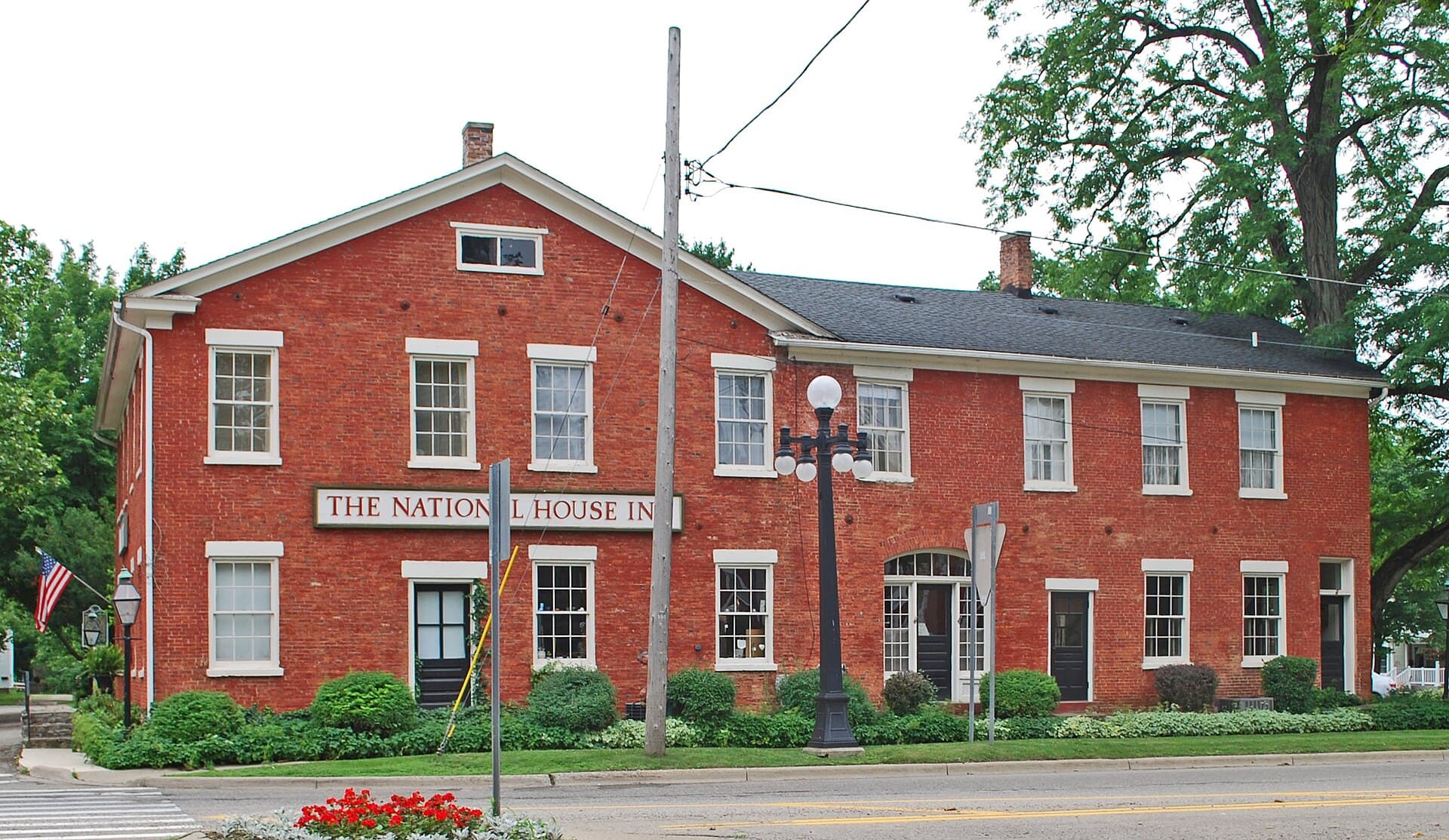 National House Inn (via Wikimedia Commons, CC BY-SA 3.0)