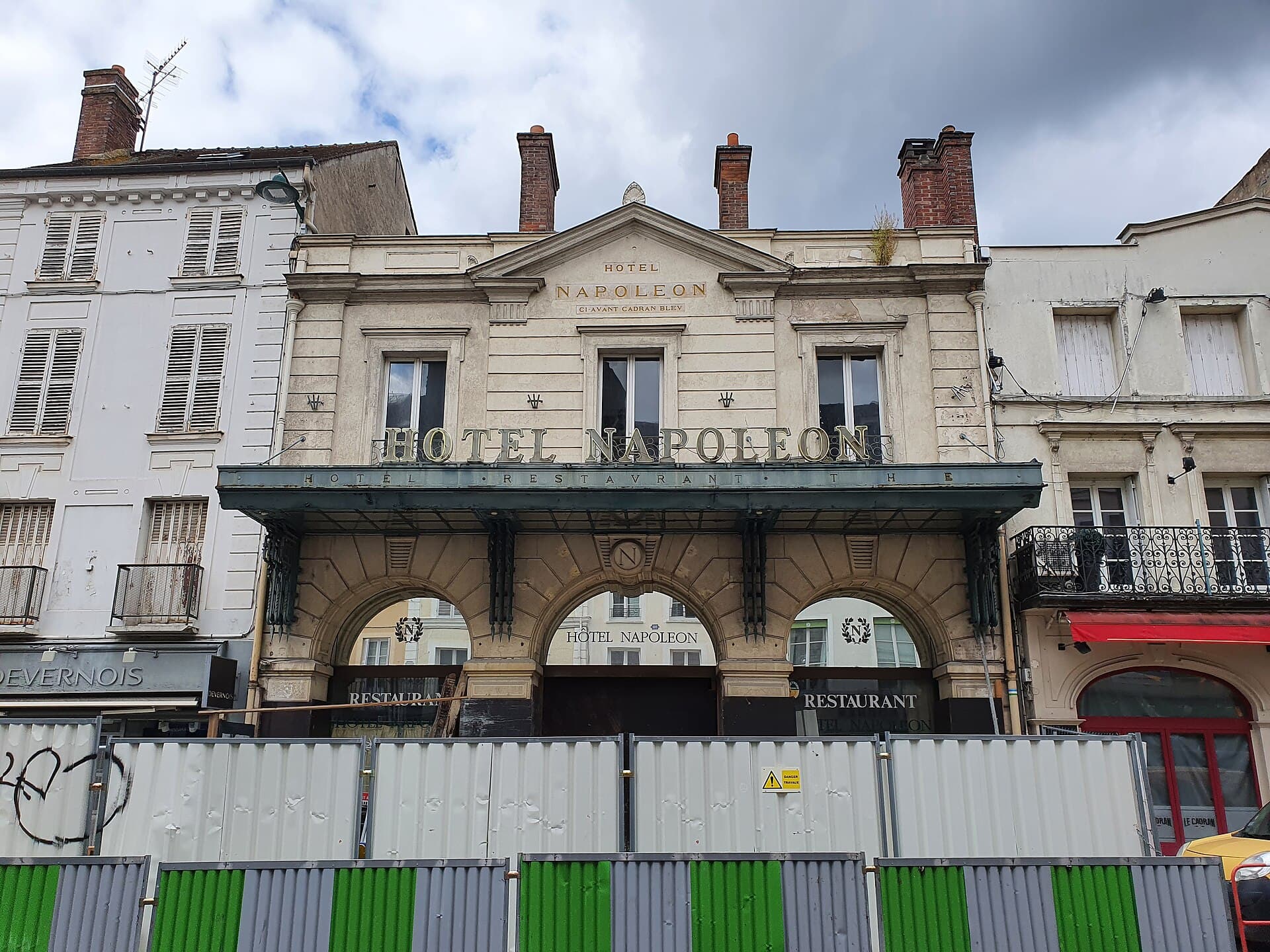 Hôtel Napoléon (via Wikimedia Commons, CC BY-SA 4.0)