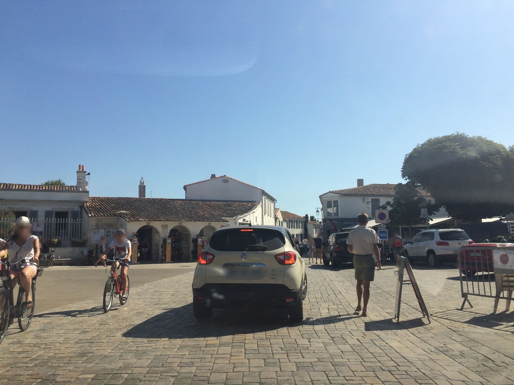 Street view near Le Clocher, Ars-en-Ré — © kartenville (CC BY-SA · Mapillary)