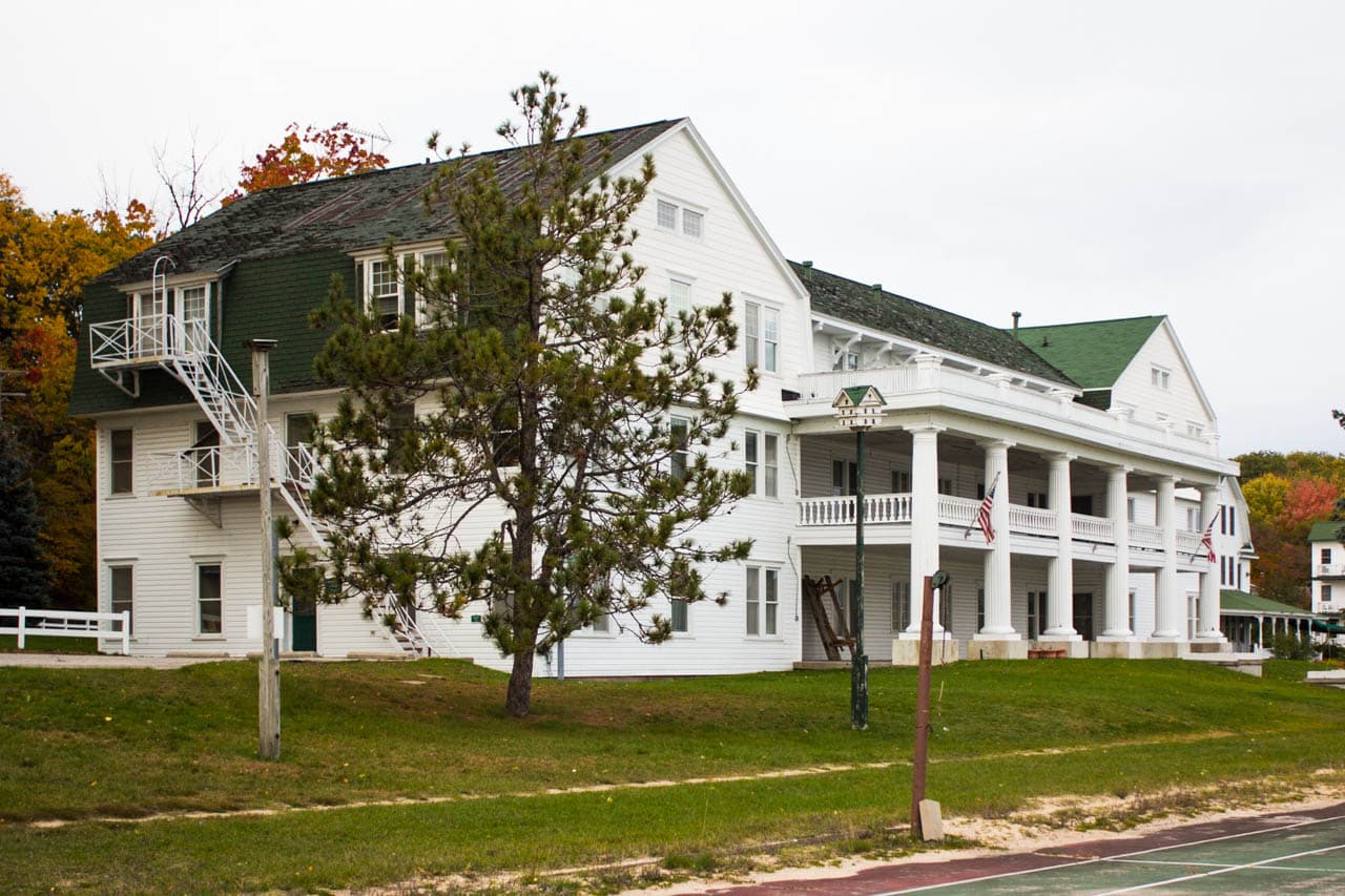 Portage Point Resort (via Wikimedia Commons, CC BY-SA 3.0)