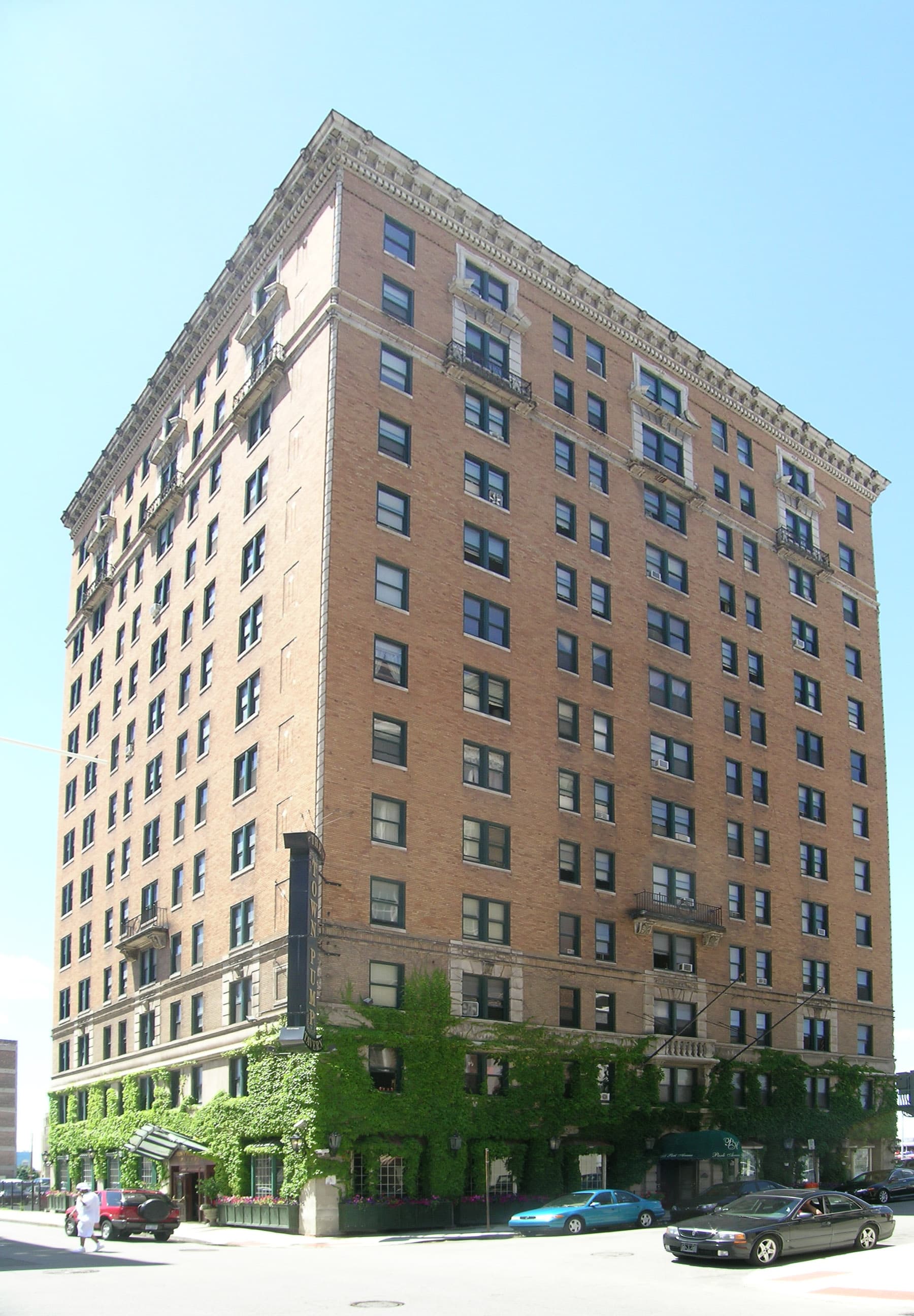 Park Avenue Hotel (via Wikimedia Commons, CC BY-SA 3.0)