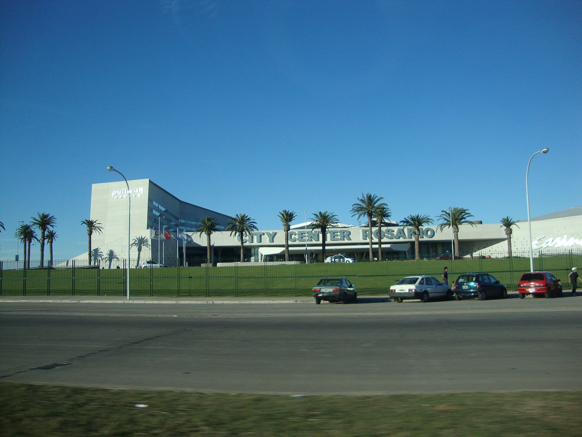Pullman Rosario City Center (via Wikimedia Commons, CC BY 3.0)
