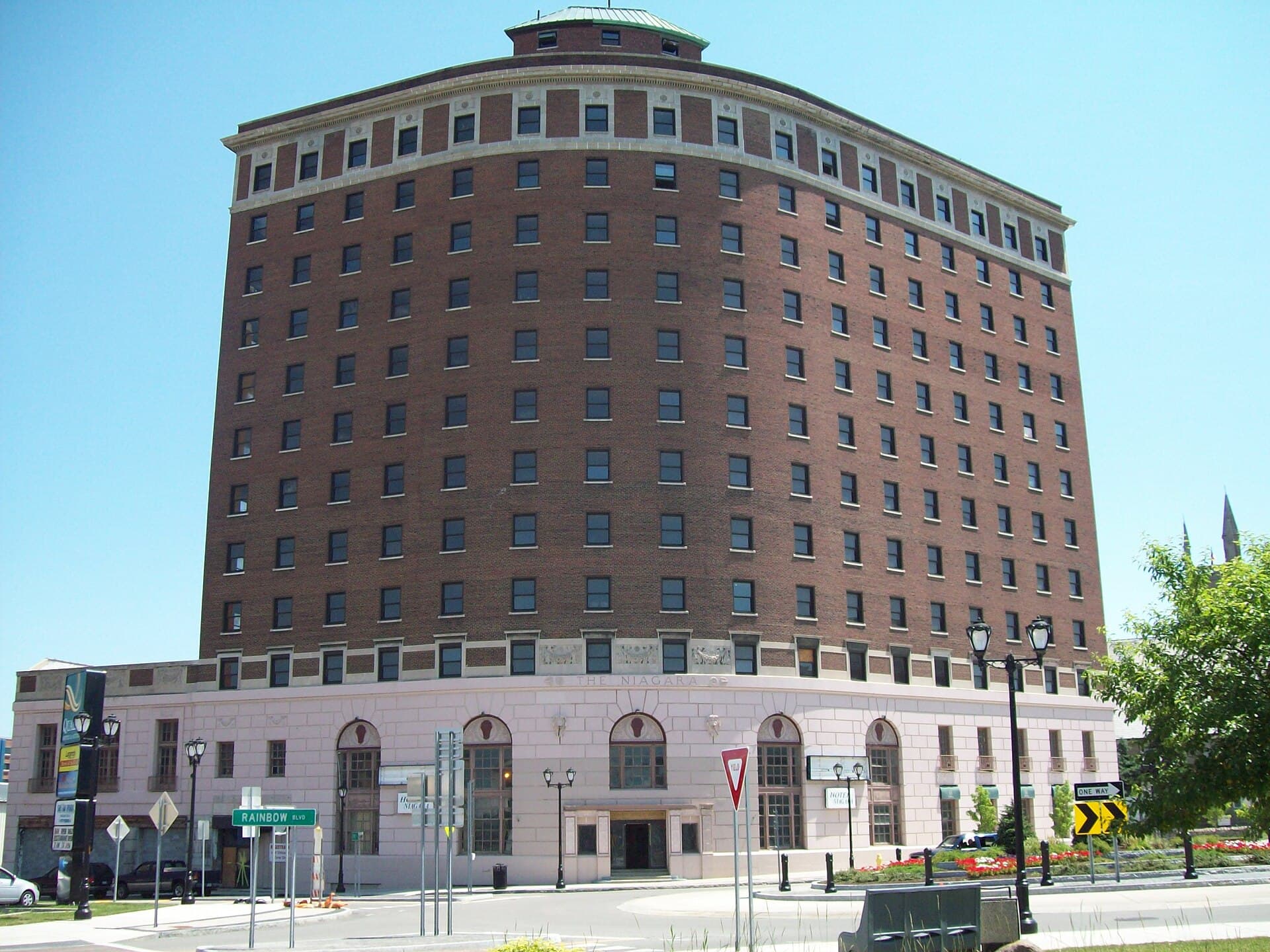 Hotel Niagara (via Wikimedia Commons, Public domain)