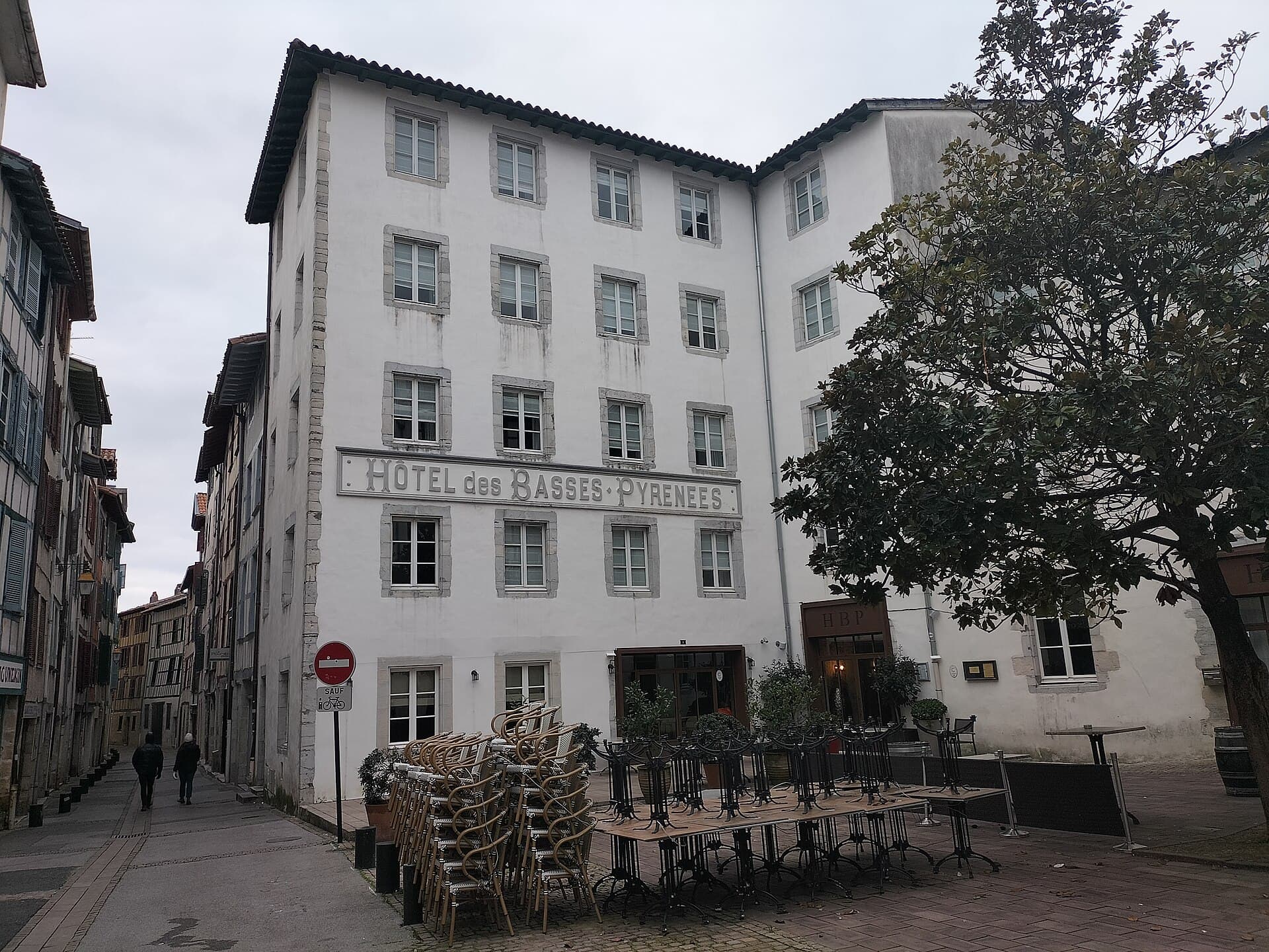 Hôtel des Basses Pyrénées (via Wikimedia Commons, CC BY-SA 3.0)