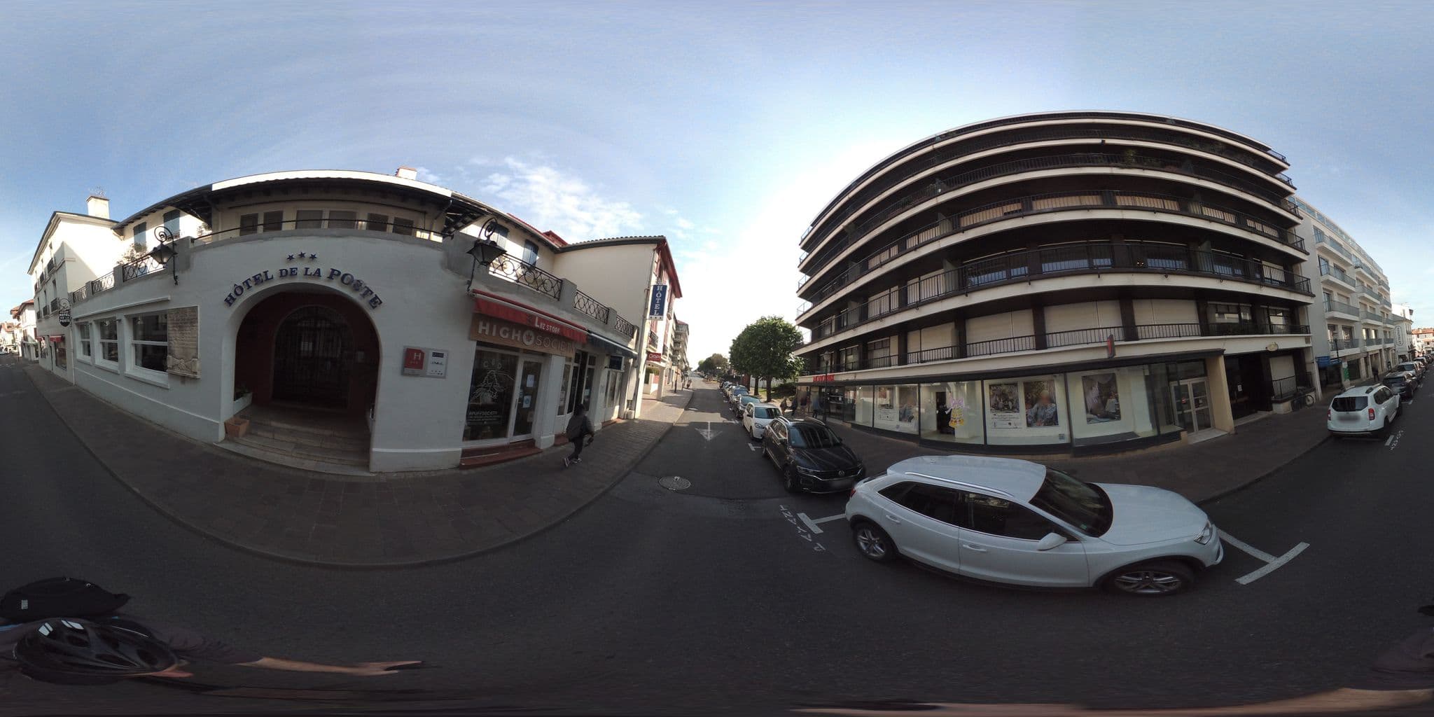 Street view near Grand Hôtel de la Poste, Saint-Jean-de-Luz — © geovelo (CC BY-SA · Mapillary)