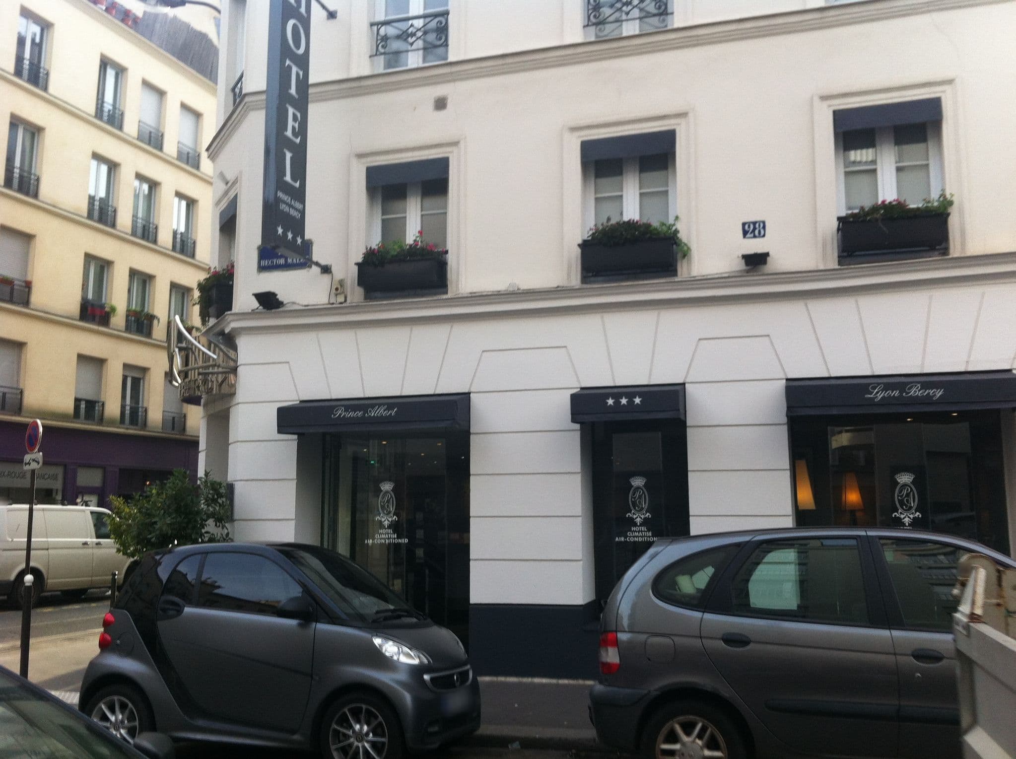 Street view near Prince Albert Lyon Bercy, Quinze-Vingts — © cquest (CC BY-SA · Mapillary)