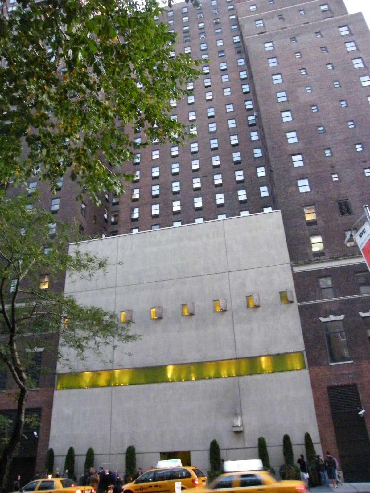 Hudson Hotel (via Wikimedia Commons, CC BY-SA 3.0)