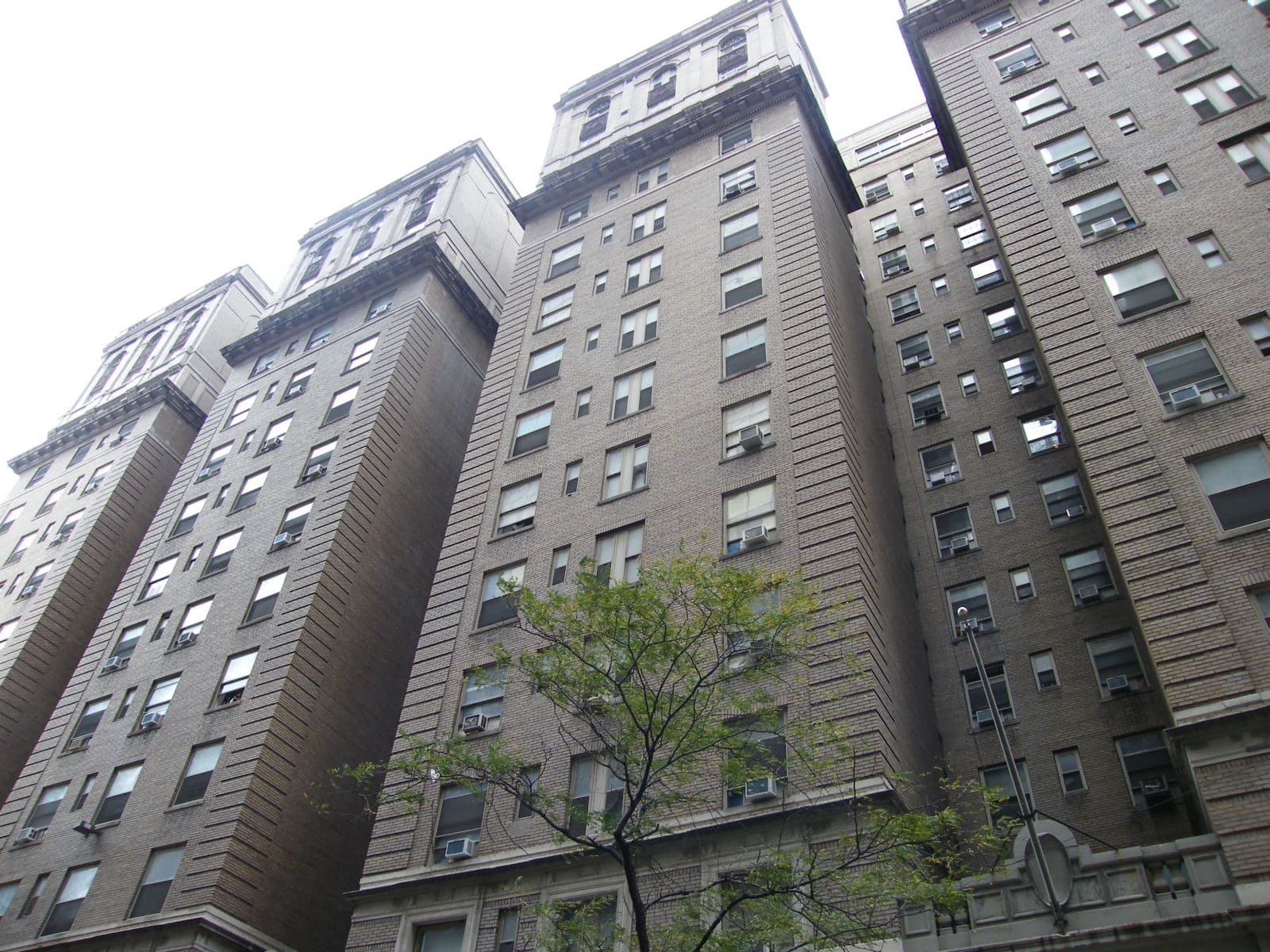 Times Square Hotel (via Wikimedia Commons, CC BY-SA 3.0)