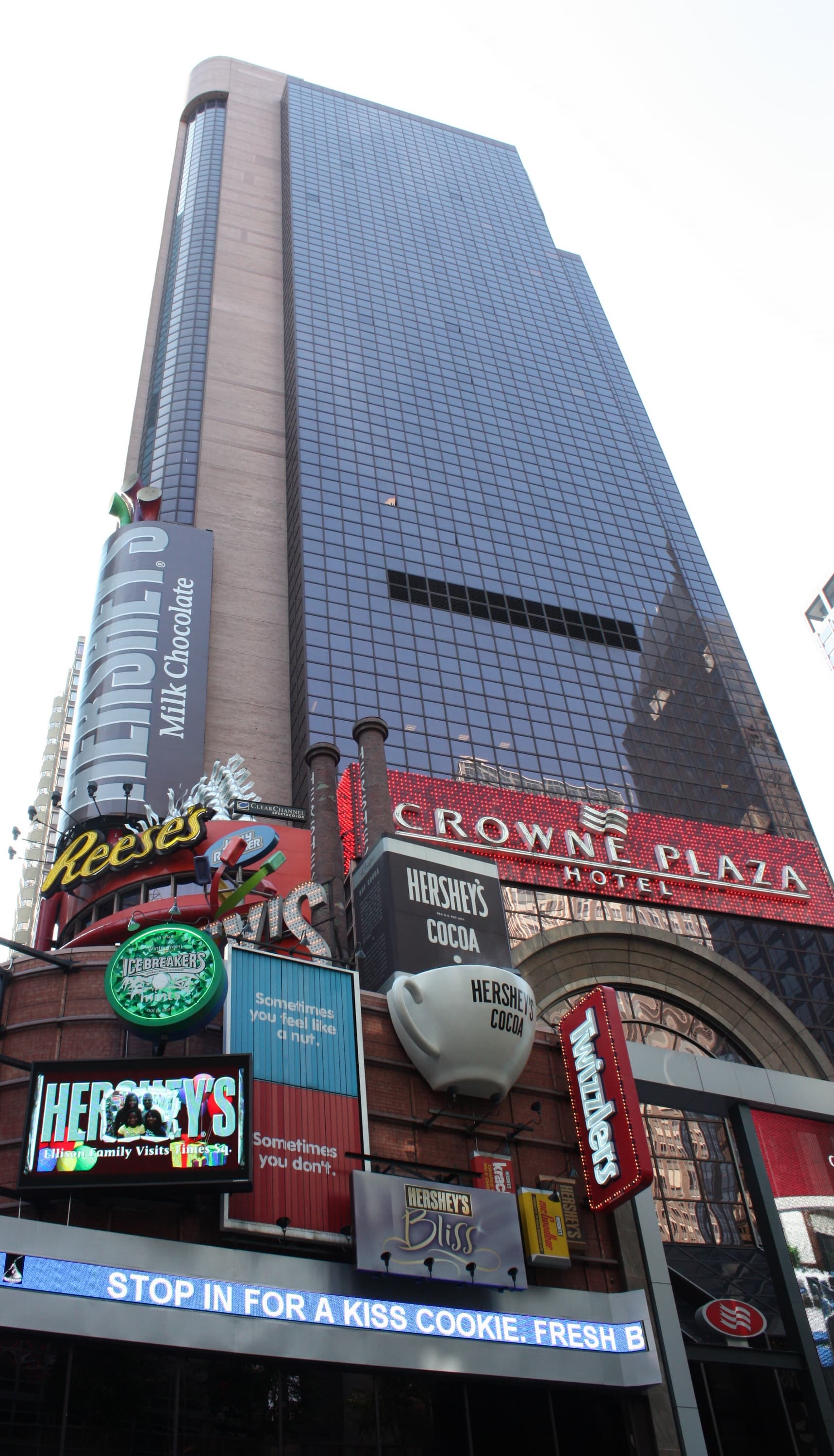 Crowne Plaza Times Square Manhattan (via Wikimedia Commons, Public domain)